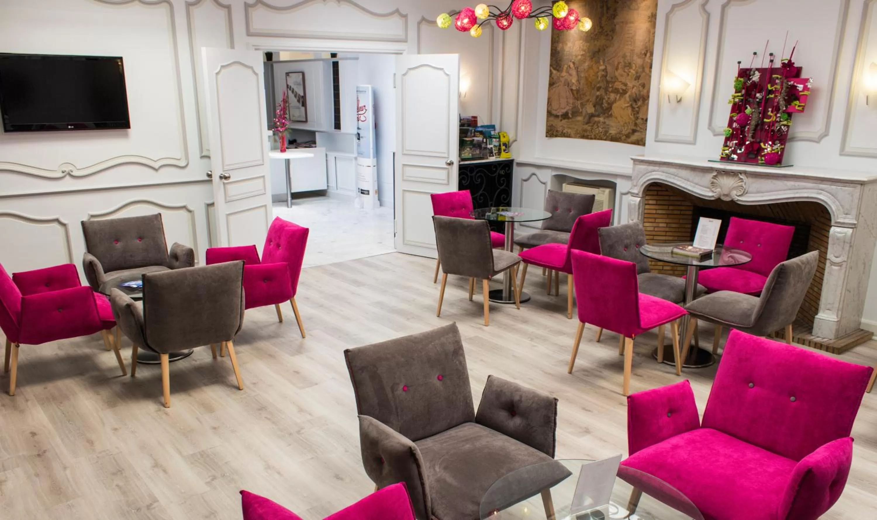 Communal lounge/ TV room in Kyriad Hotel Tours Centre