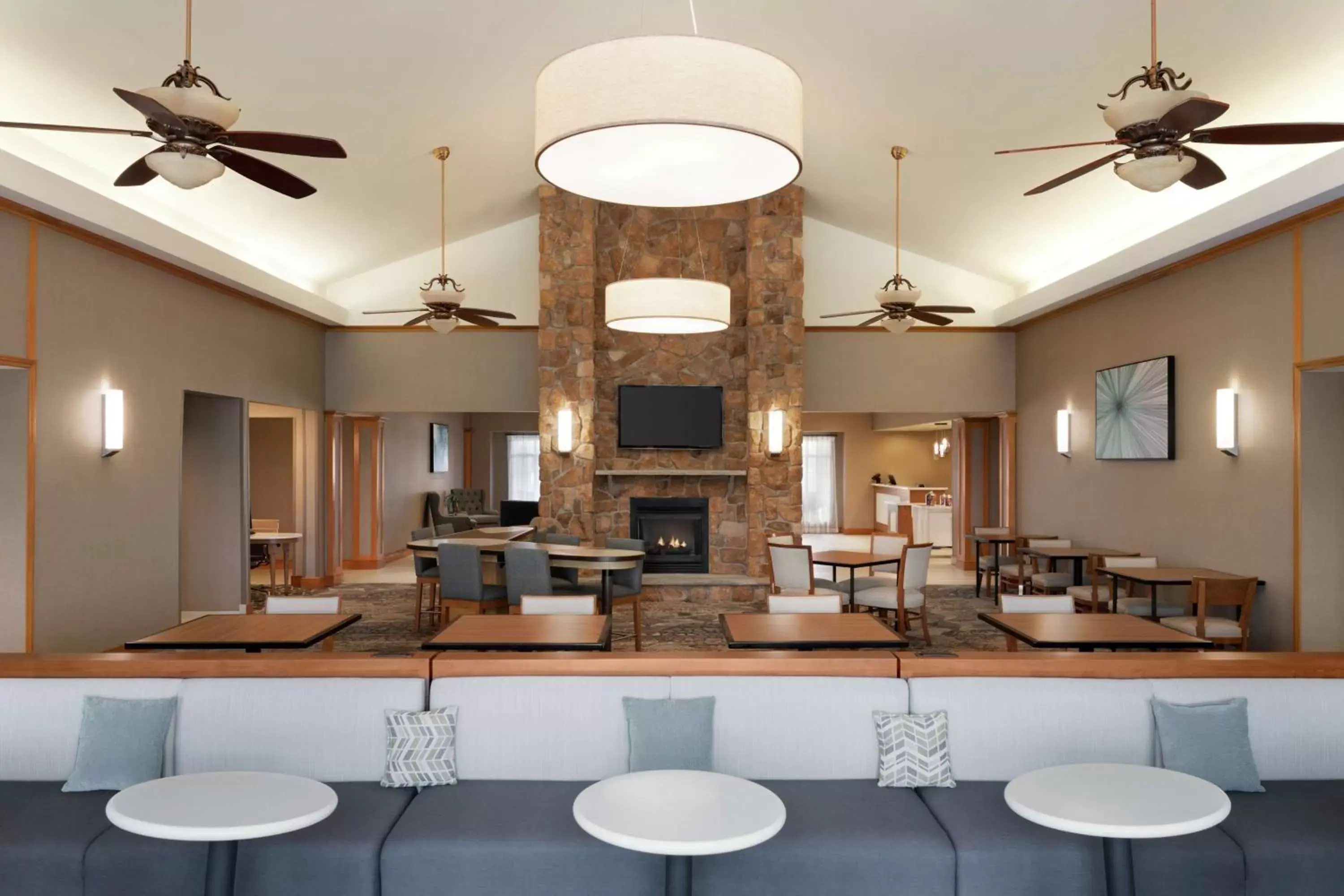 Dining area, Lounge/Bar in Homewood Suites by Hilton Allentown-West/Fogelsville