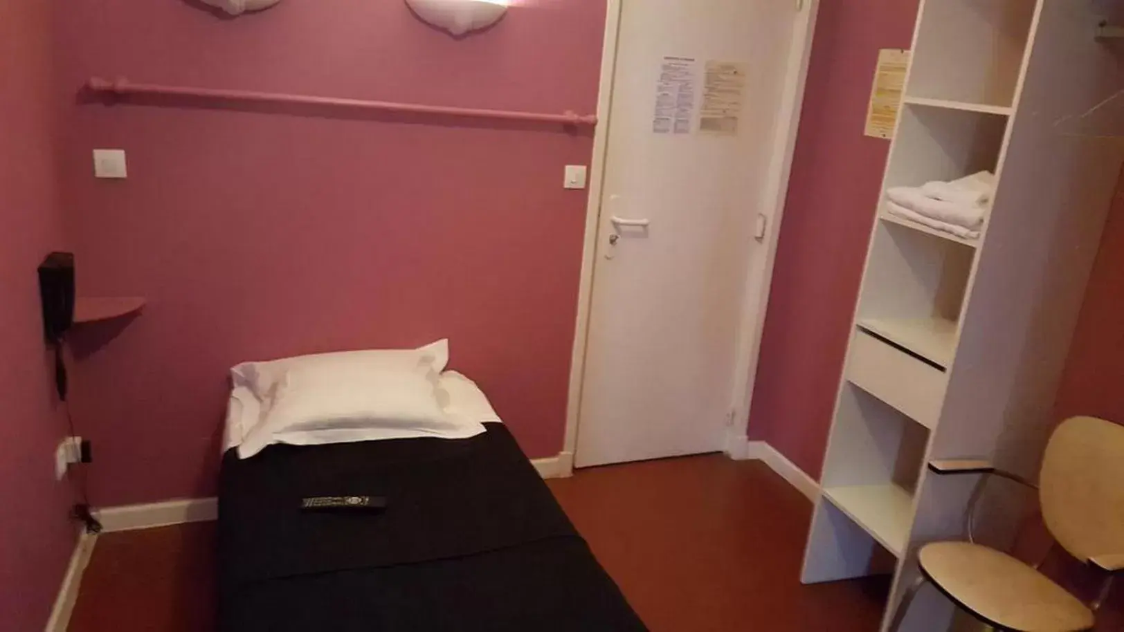 Single Room with Private Bathroom - single occupancy in Hôtel des Moulins