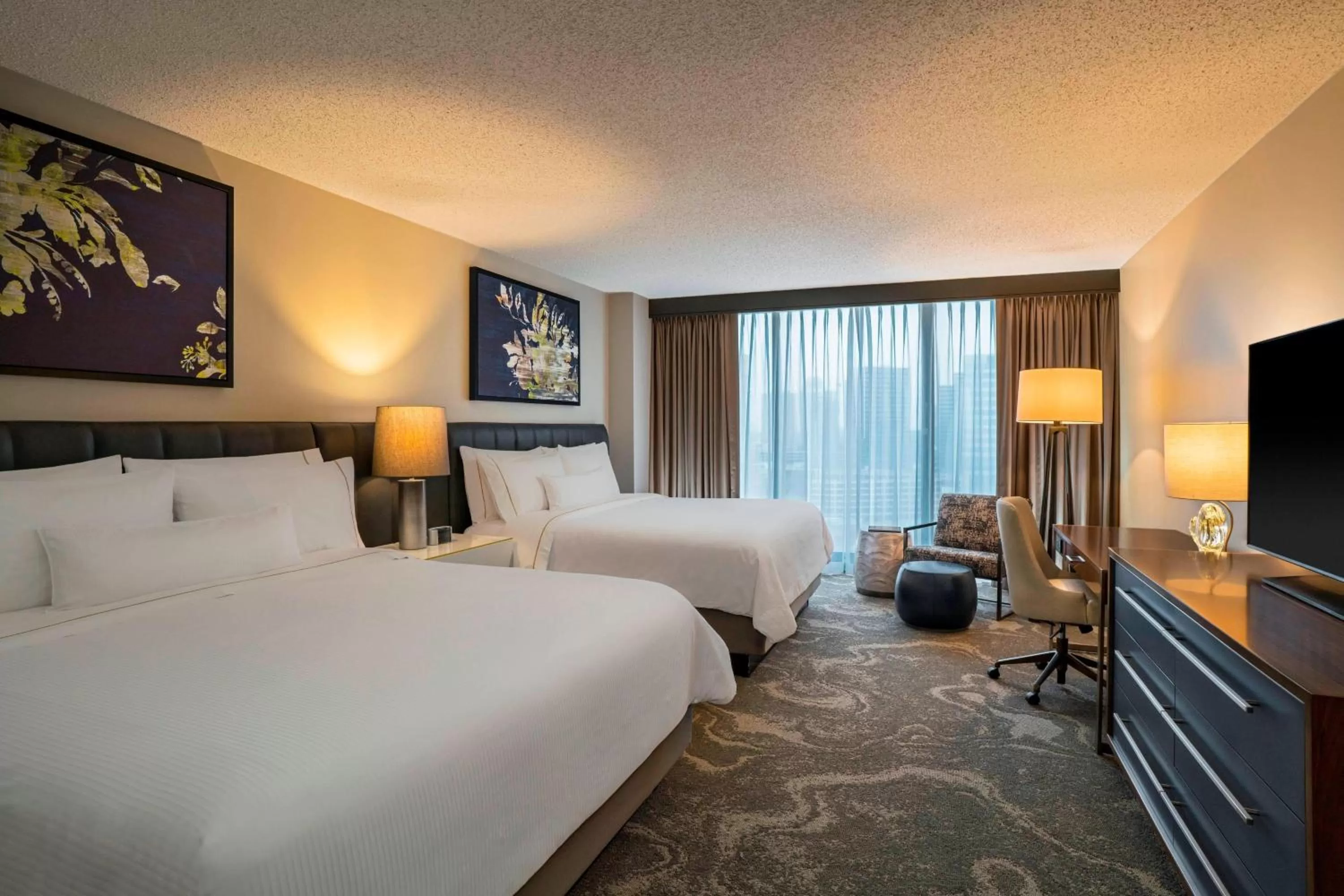 Photo of the whole room, Bed in The Westin Oaks Houston at the Galleria