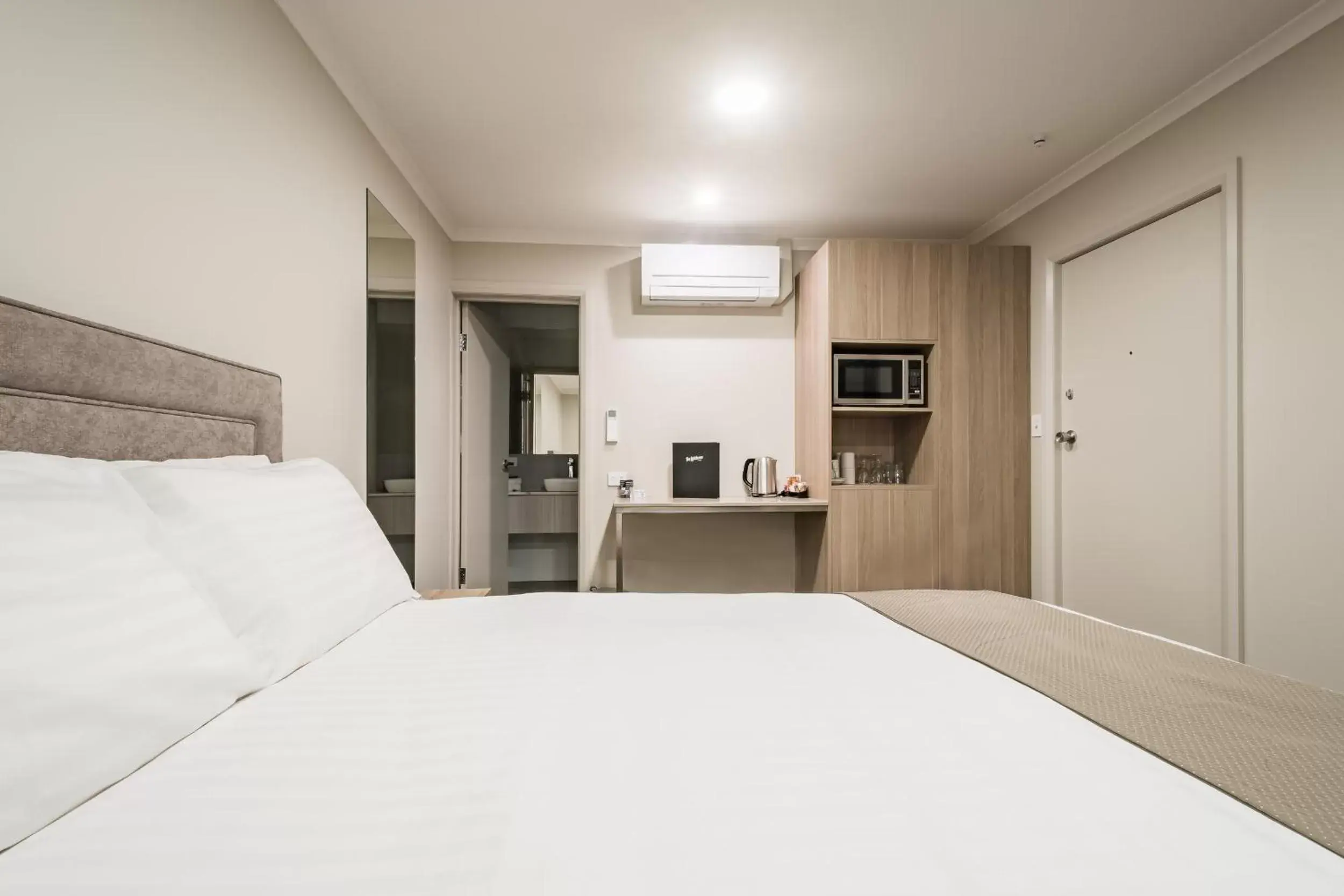 Bedroom, Bed in The Lighthouse Hotel