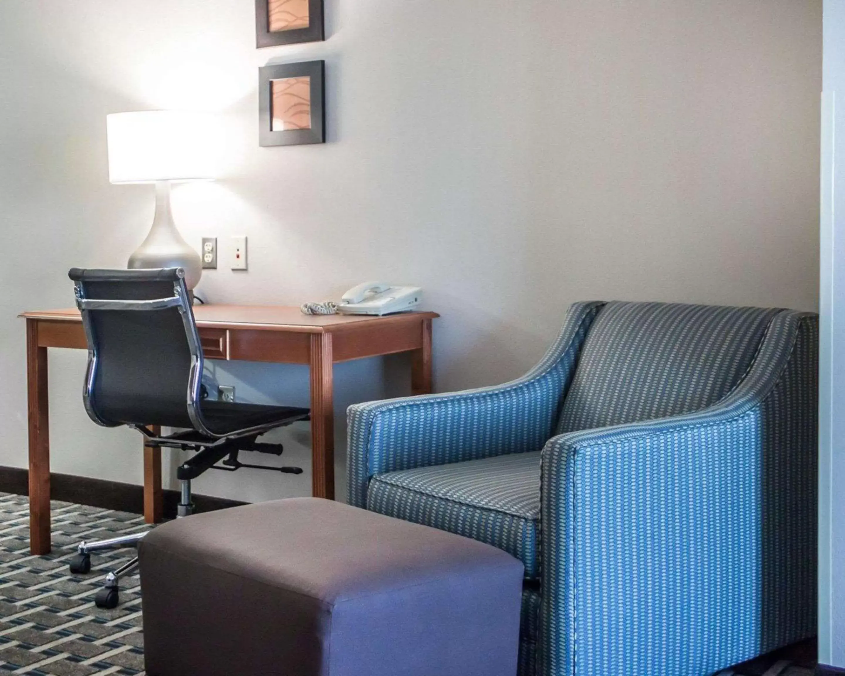 Photo of the whole room, Seating Area in Comfort Inn & Suites Weatherford