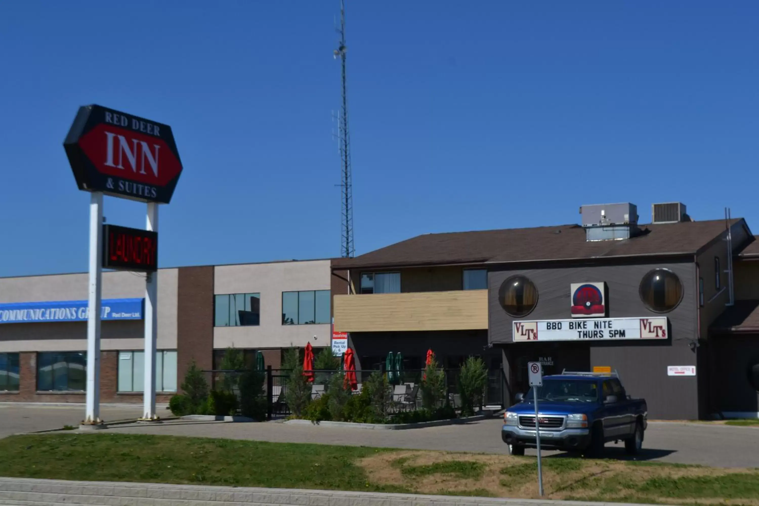 Lounge or bar, Property Building in Red Deer Inn & Suites