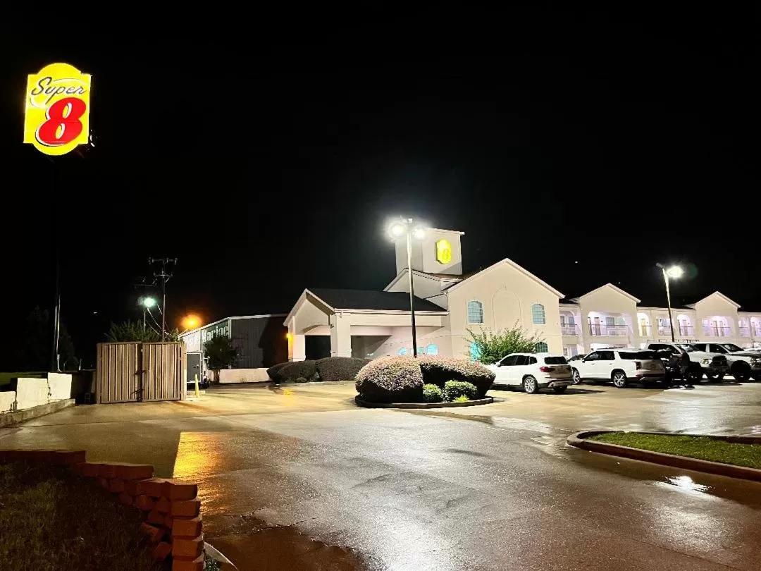 Property Building in Super 8 by Wyndham Montgomery/ Lake Conroe