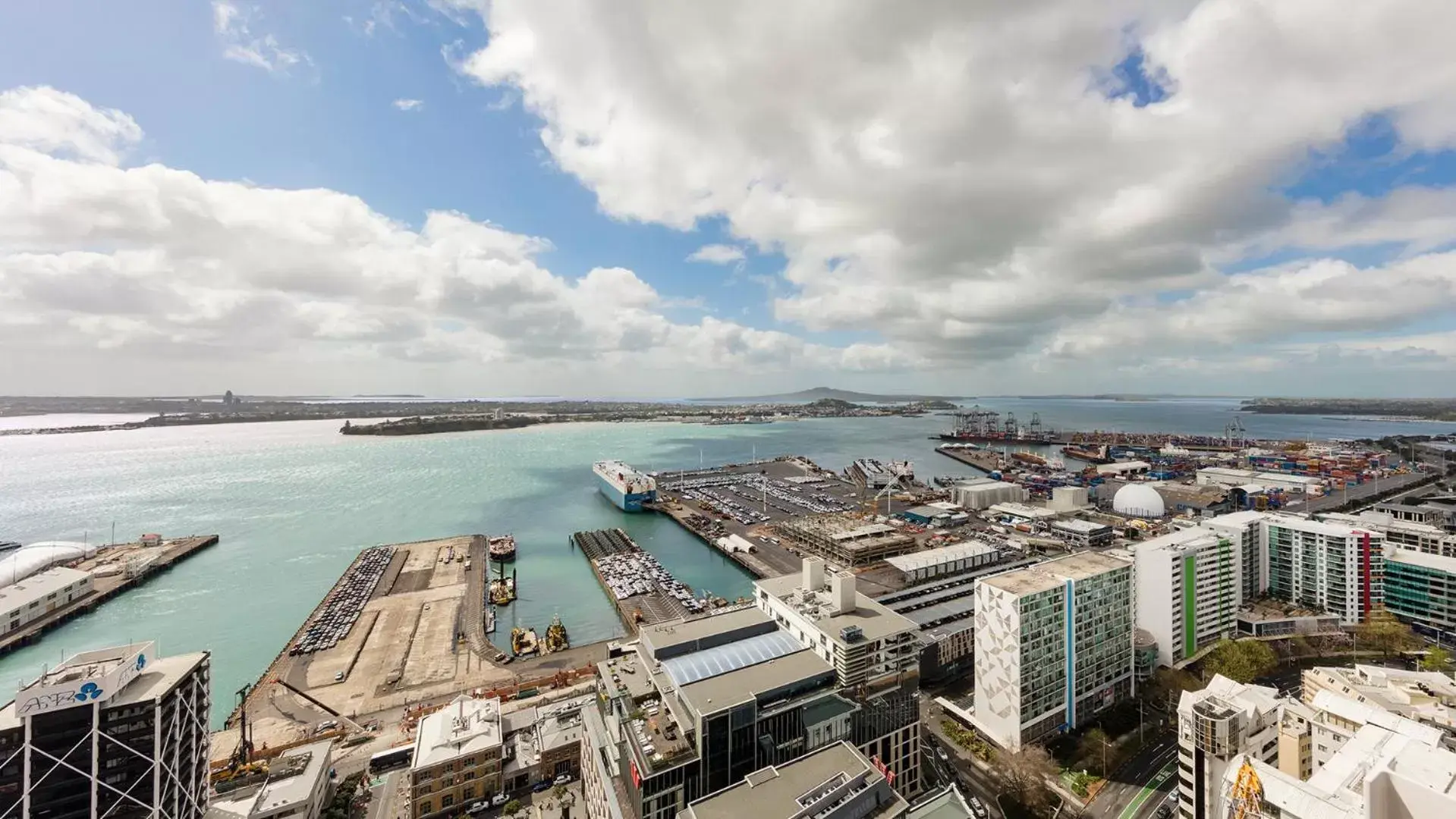 Property building, Bird's-eye View in Auckland Harbour Suites