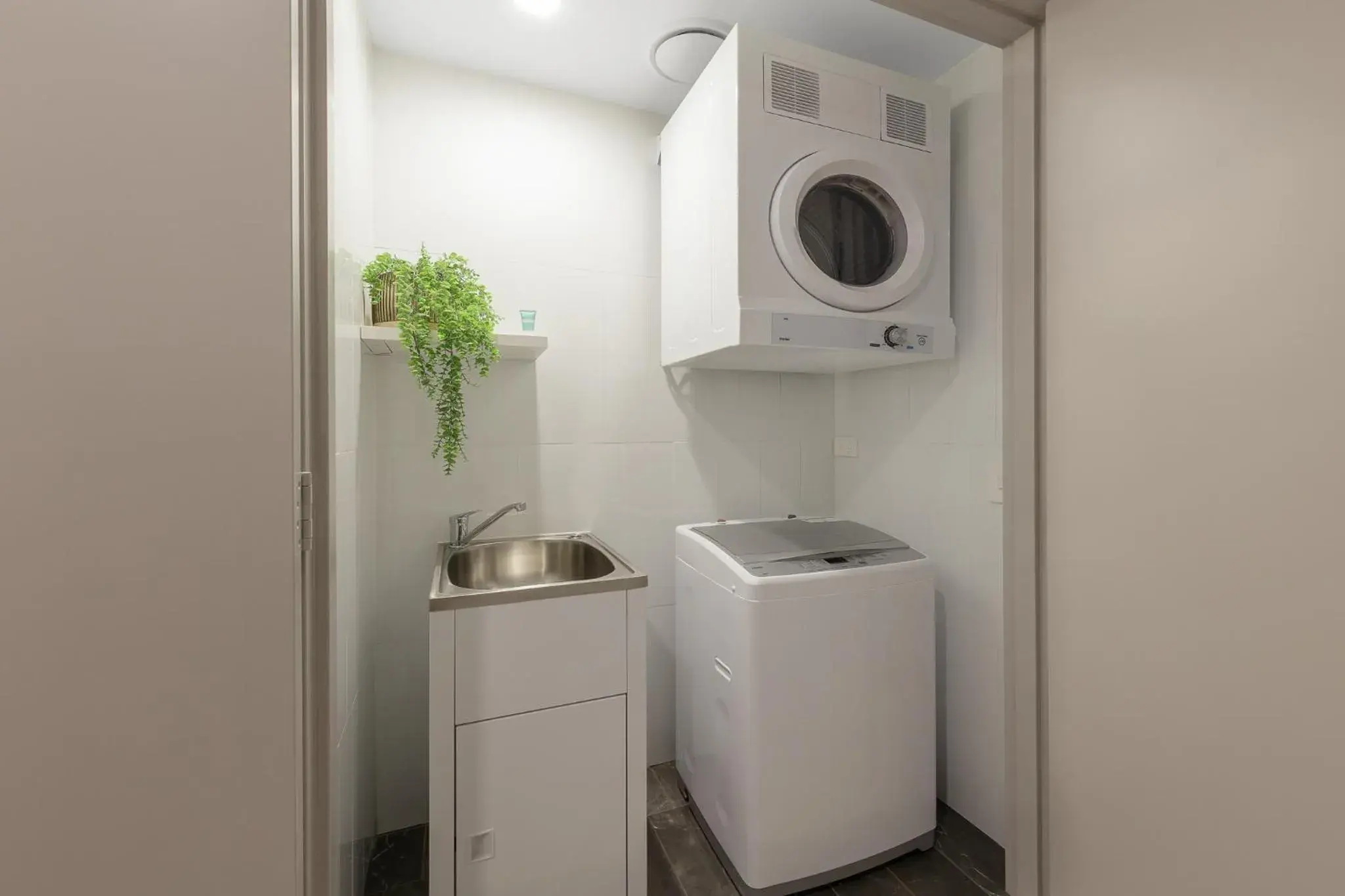 laundry, Kitchen/Kitchenette in Meriton Suites Campbell Street, Sydney