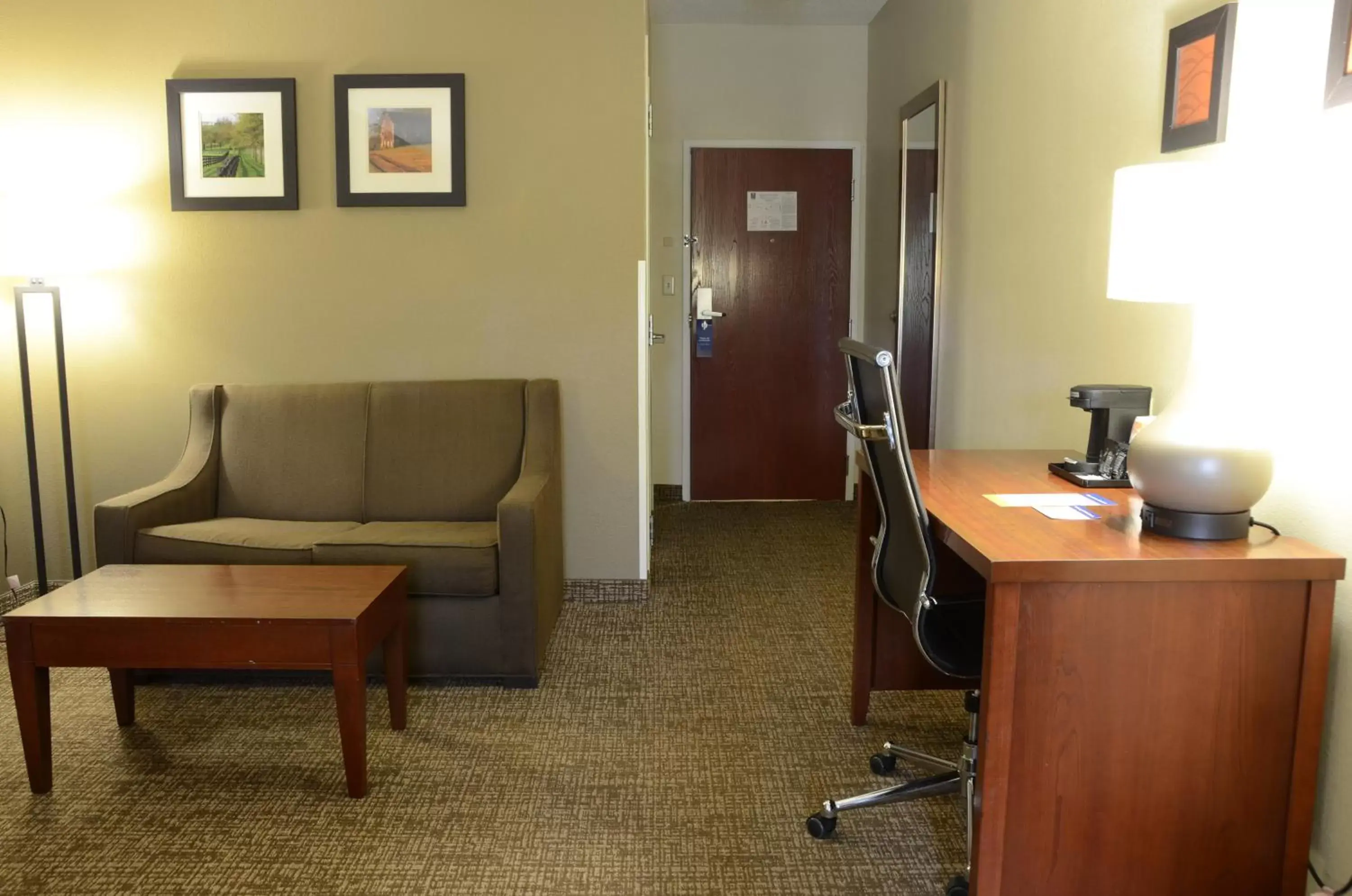 Seating Area in Comfort Inn & Suites Cave City