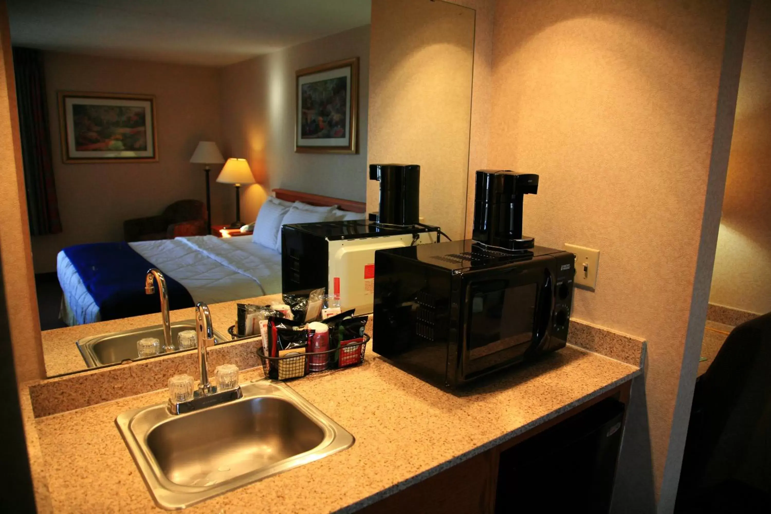 Bed, Kitchen/Kitchenette in New Victorian Inn & Suites Omaha