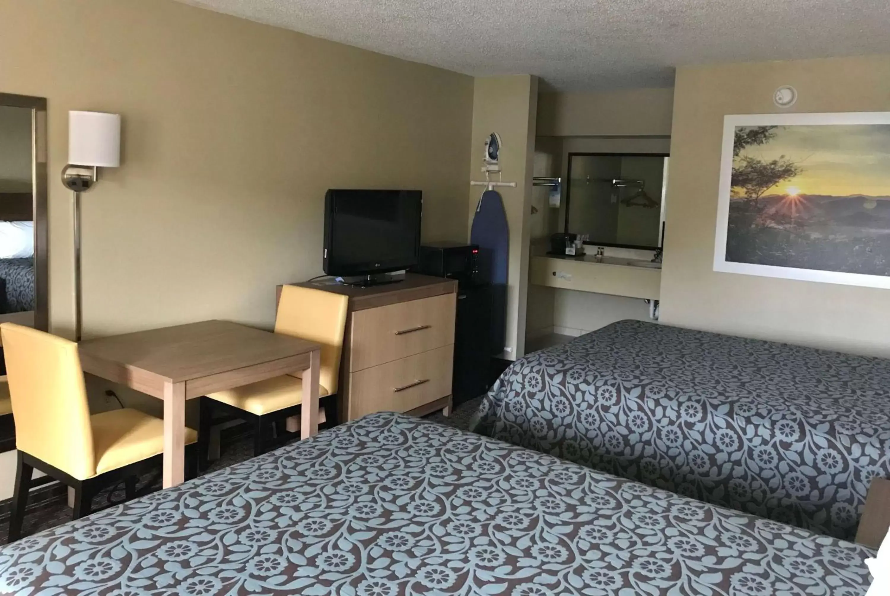 Photo of the whole room, TV/Entertainment Center in Days Inn By Wyndham Lexington-Columbia