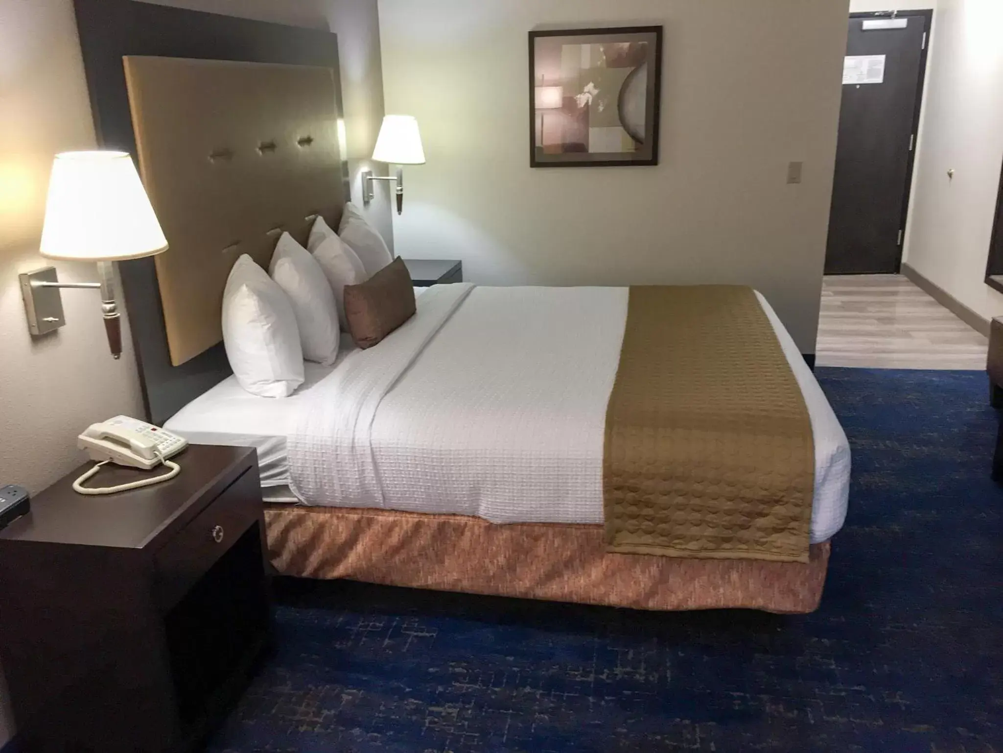 Bed in Best Western Plus Portland Airport Hotel & Suites