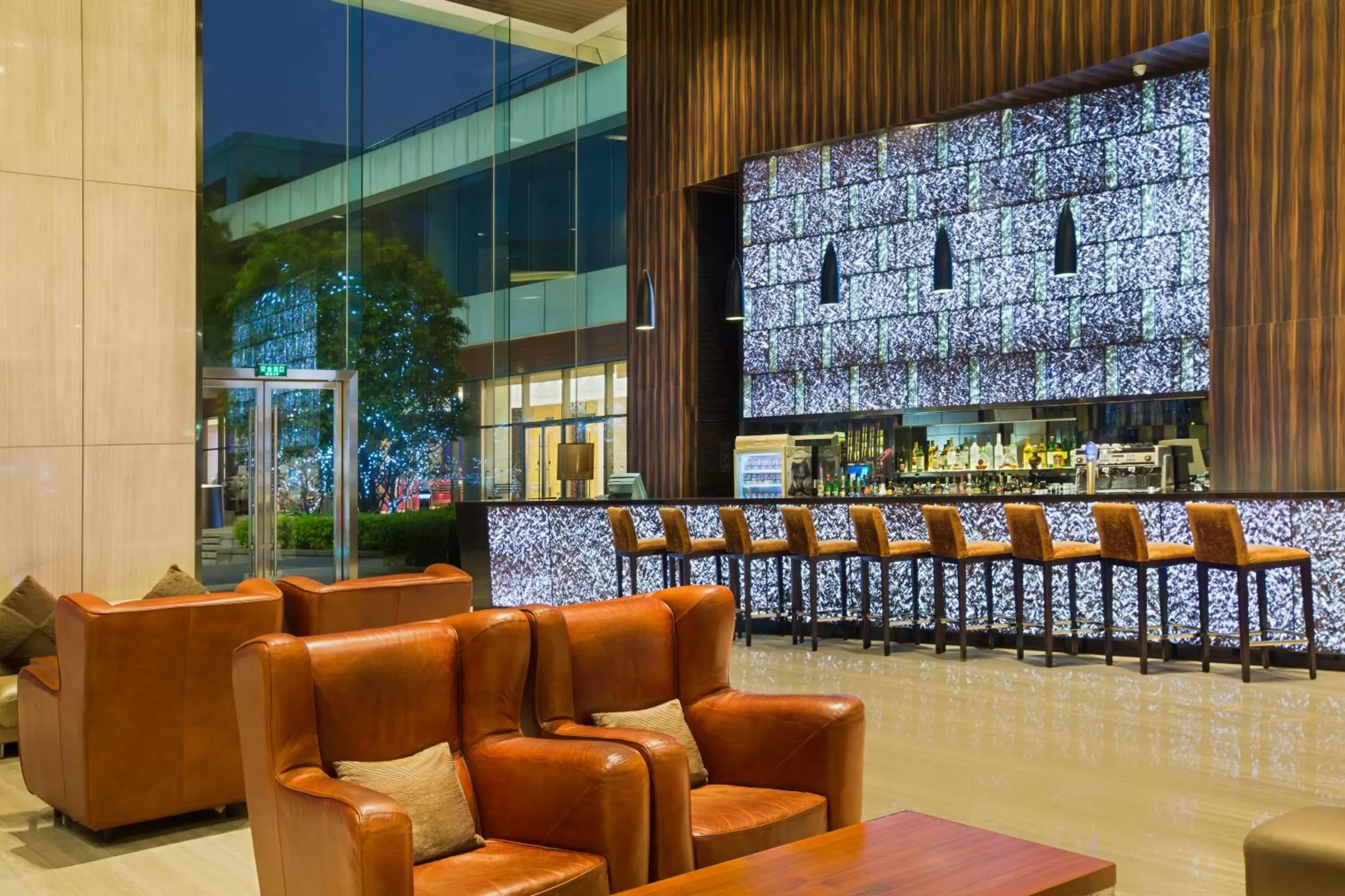 Lounge or bar in Crowne Plaza Guangzhou Huadu, an IHG Hotel