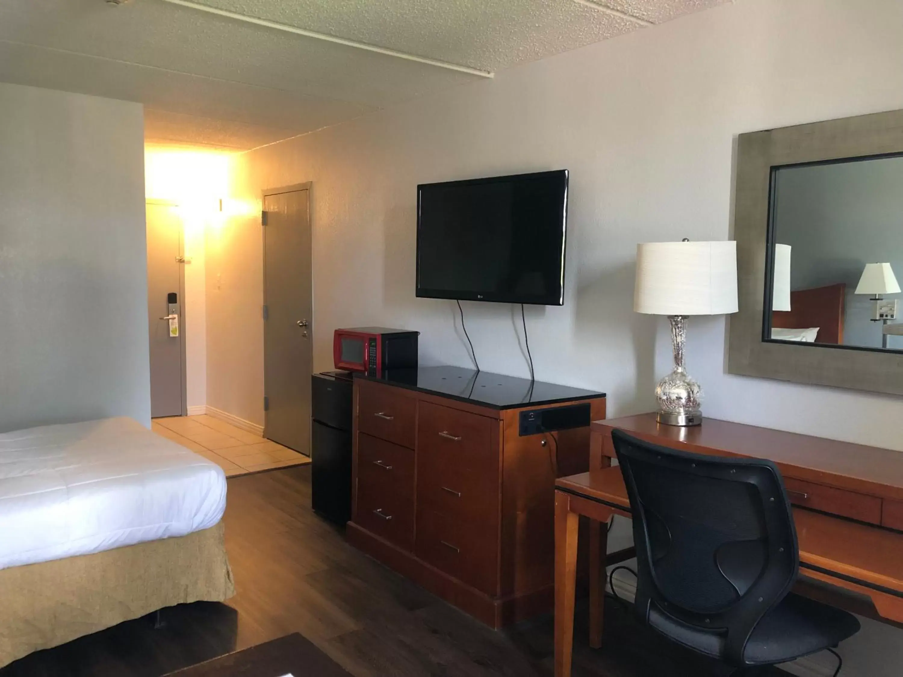 Bed, TV/Entertainment Center in The Grand Hotel Spindletop