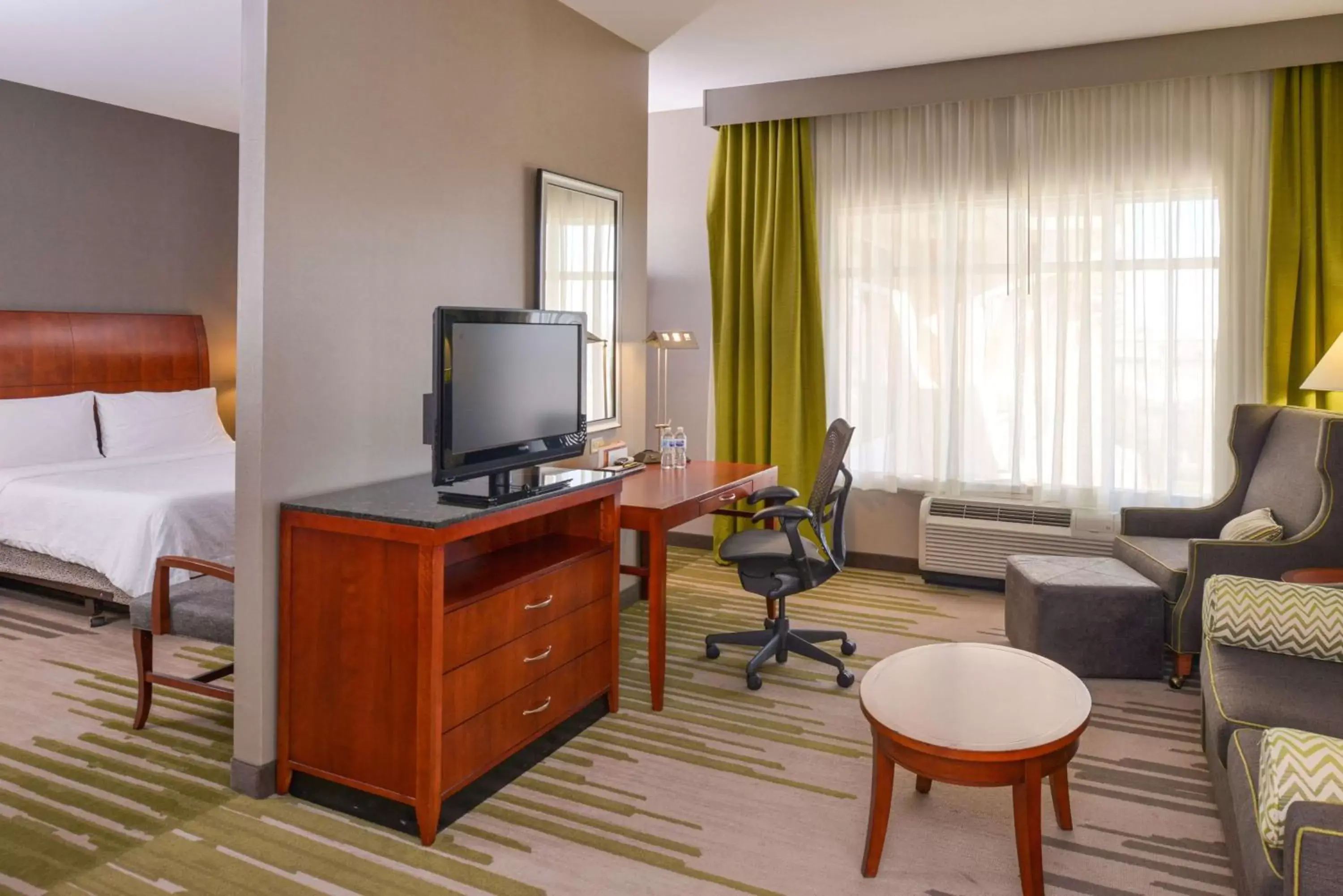 Bedroom, TV/Entertainment Center in Hilton Garden Inn Yuma Pivot Point