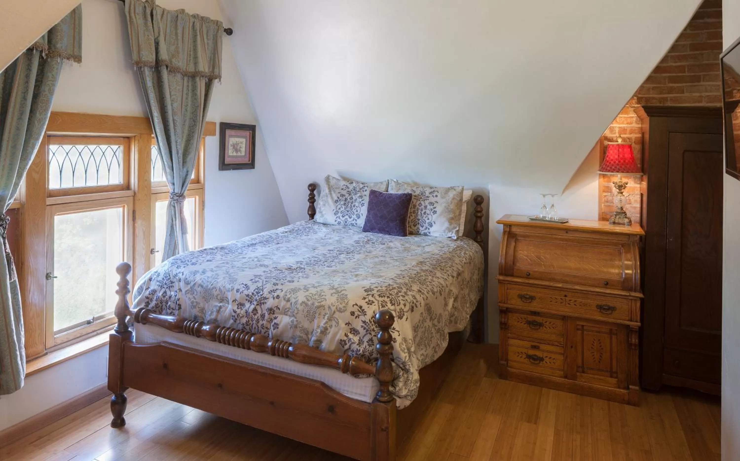 Queen Room with Spa Bath in Henderson Castle Inn