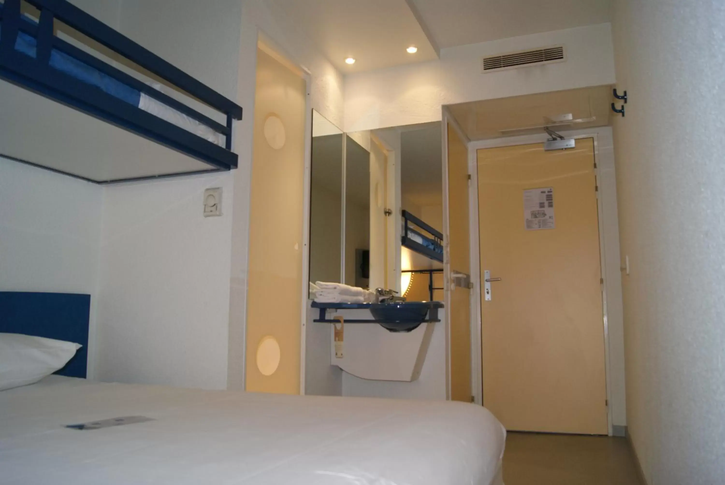 Bedroom, Bathroom in ibis budget Nevers Varennes Vauzelles