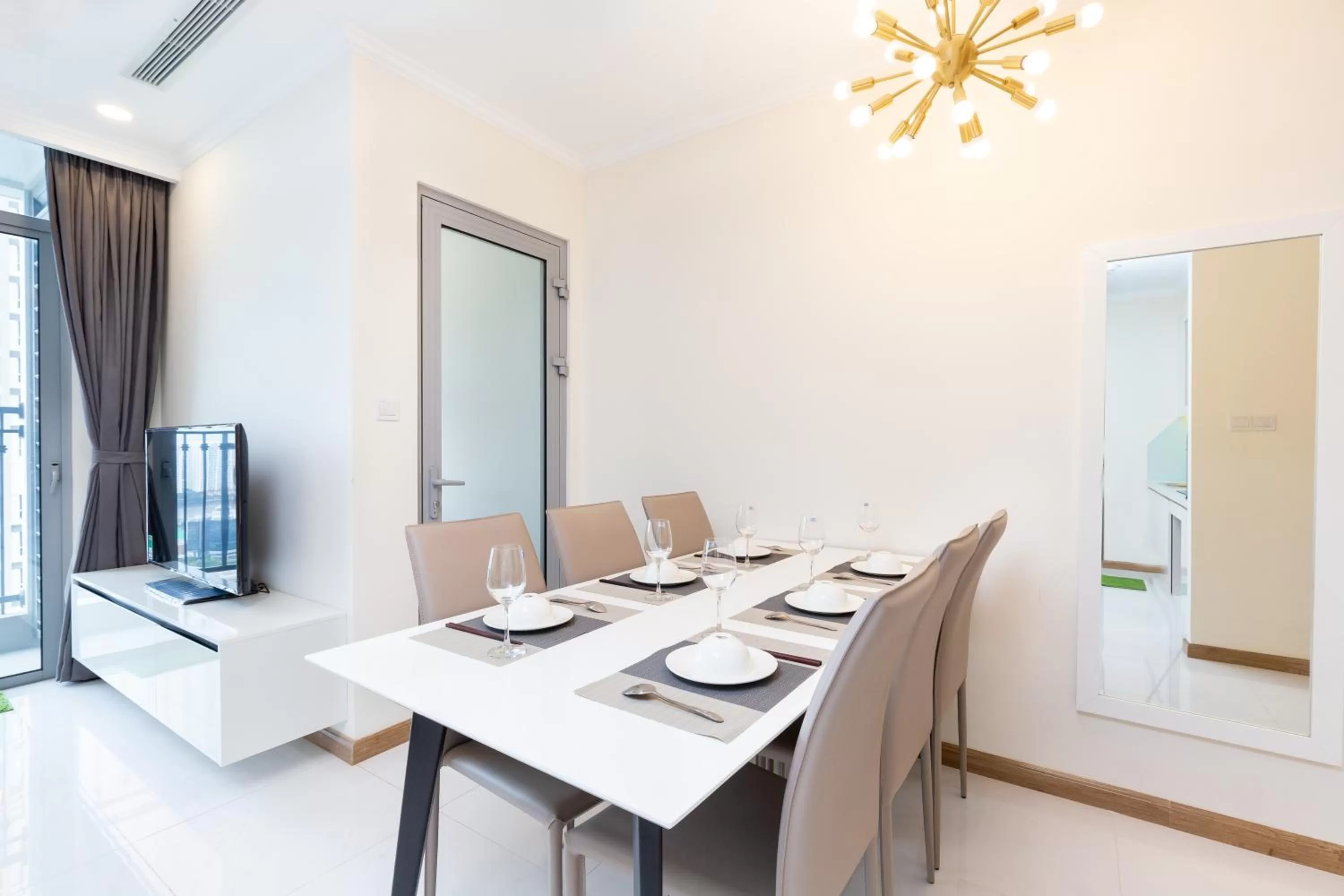 Communal lounge/ TV room, Dining Area in Vinhomes Central Park-Nice Homes
