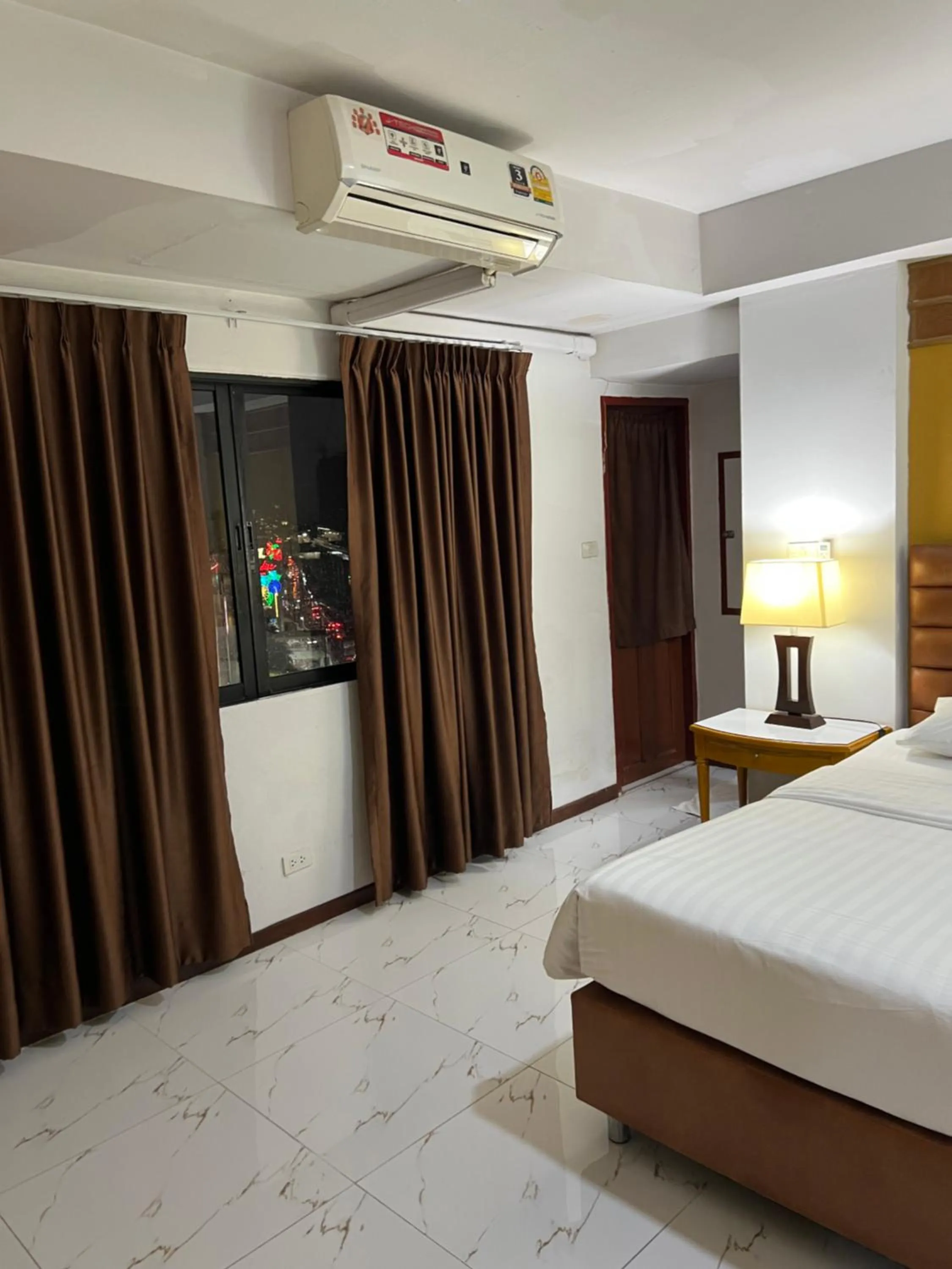 Bedroom, Bed in Mall Suites Hotel