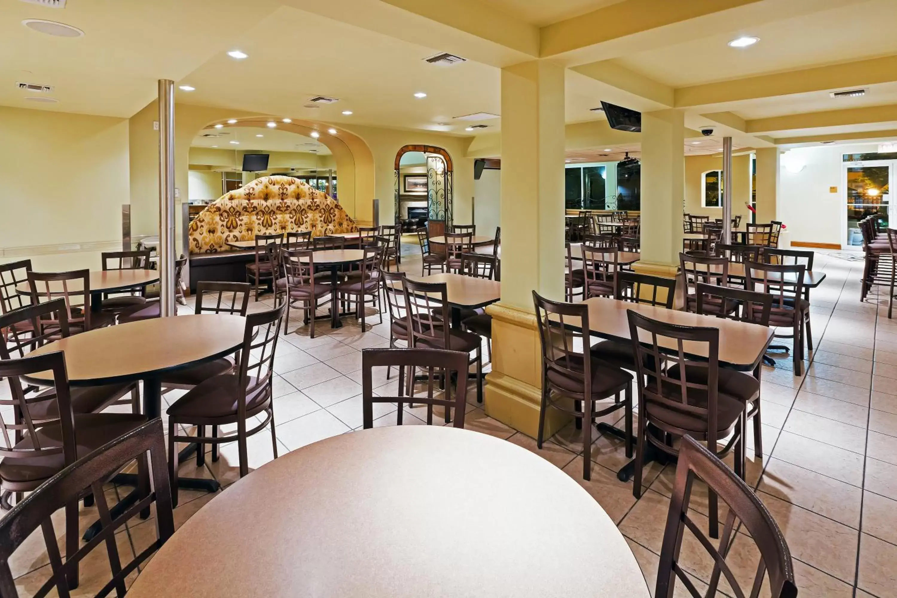 Restaurant/Places to Eat in Radisson Hotel El Paso Airport