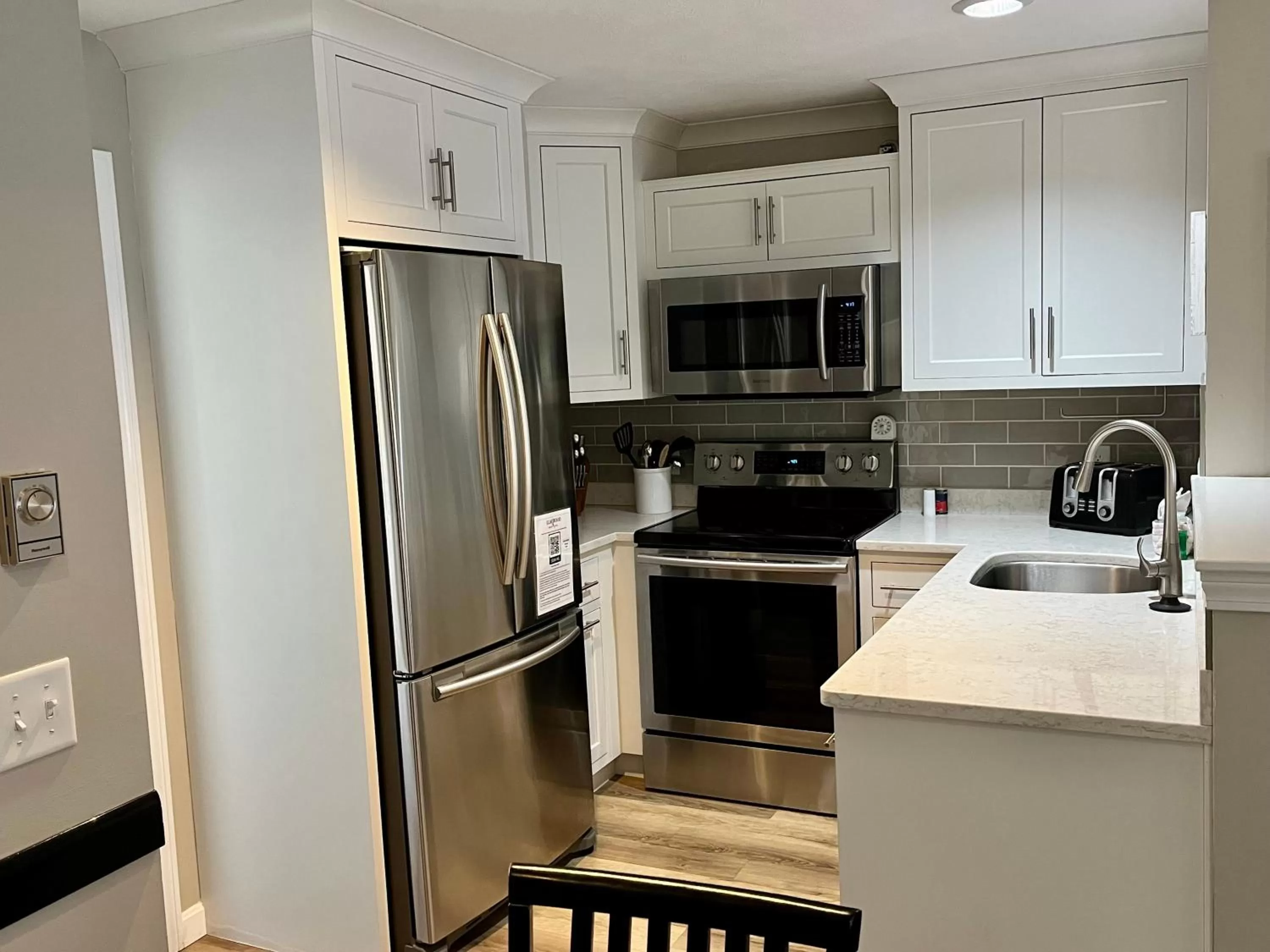 Kitchen/Kitchenette in Elmwood Resort Hotel