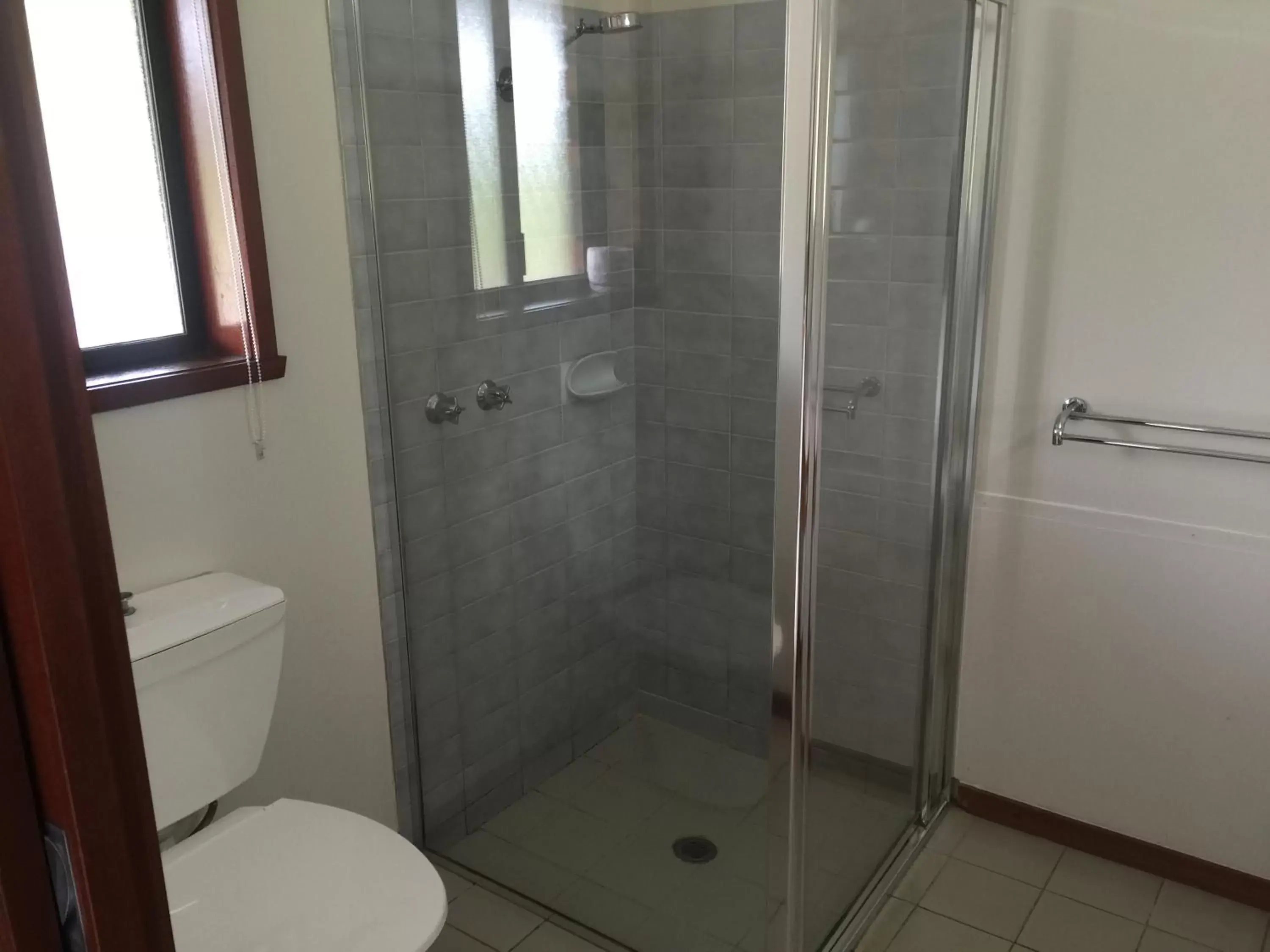 Bathroom in Warragul Views Motor Inn Bathroom in Warragul Views Motor Inn