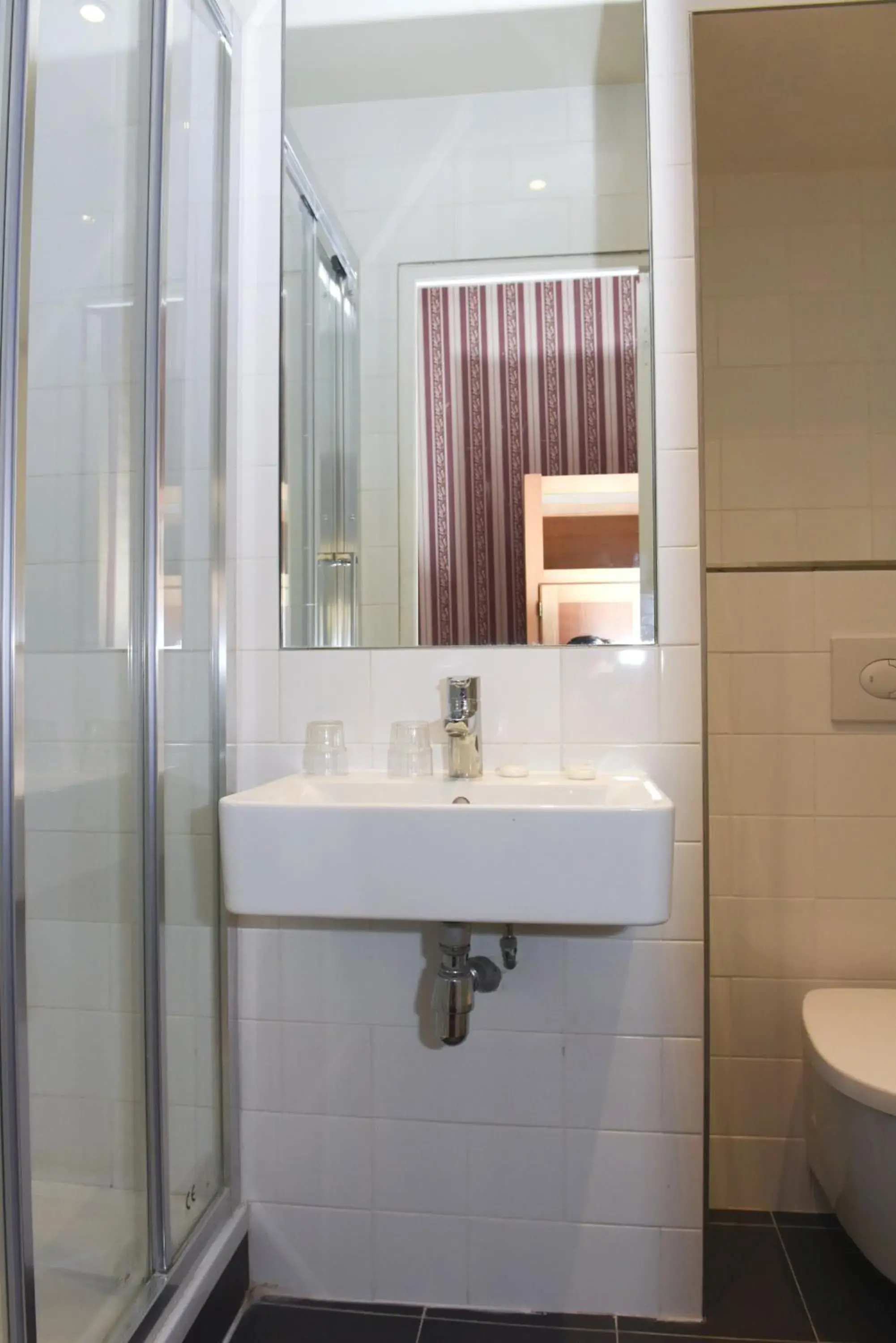 Shower, Bathroom in Sully Hotel