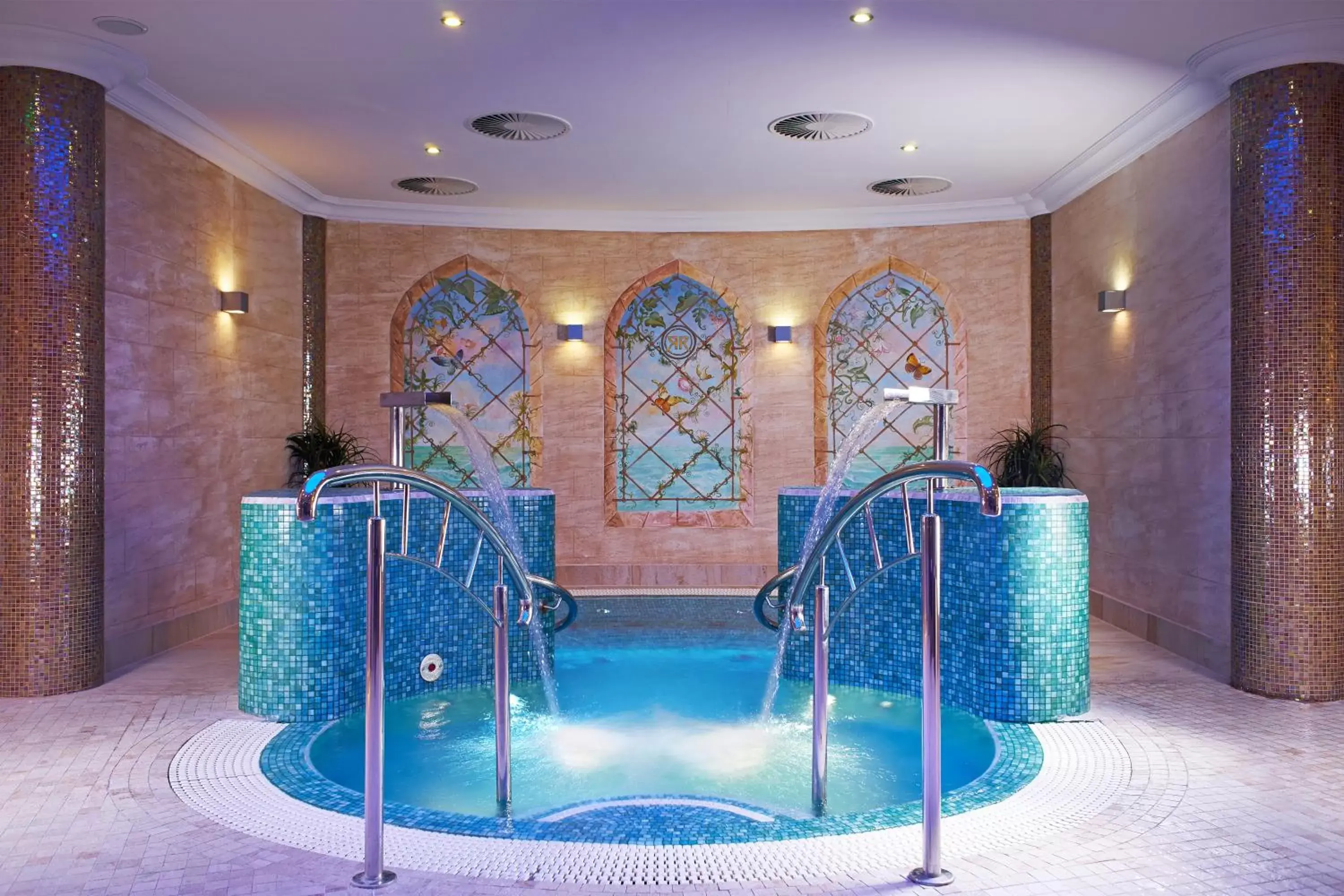Hot Tub, Swimming Pool in Retro Riverside Wellness Resort