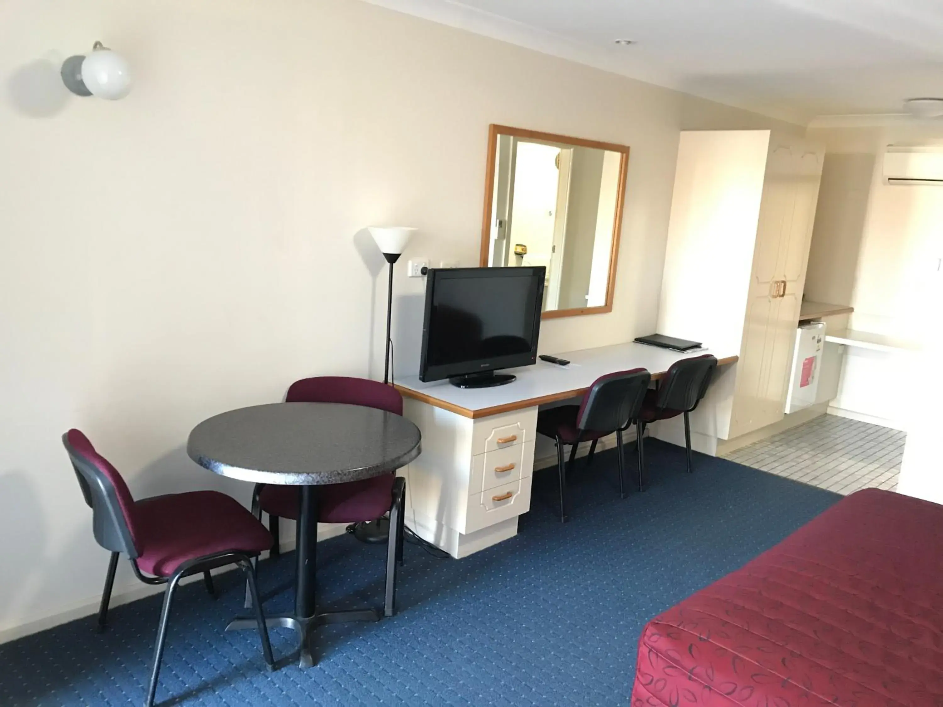 Seating area, TV/Entertainment Center in Orange Motor Lodge