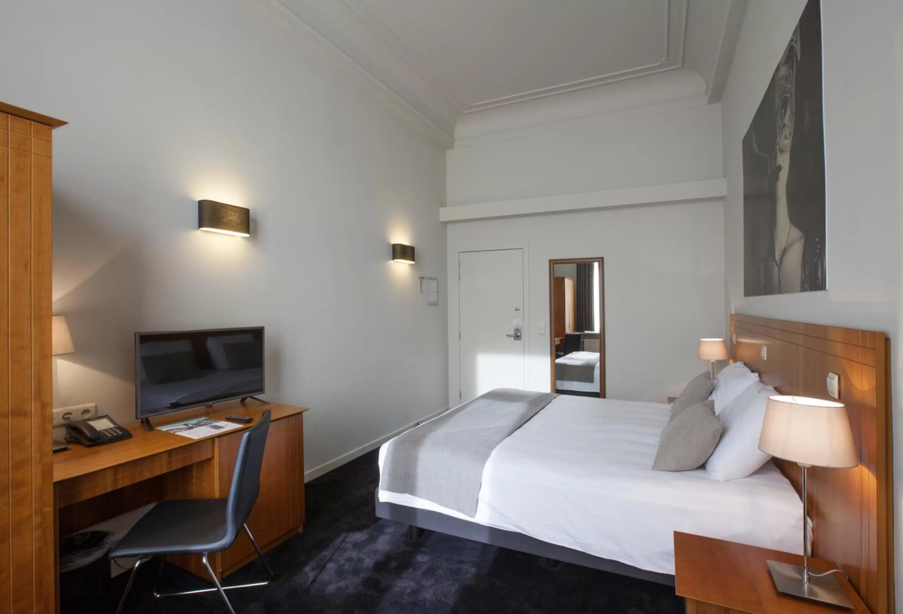 Photo of the whole room, Bed in Theater Hotel Leuven Centrum