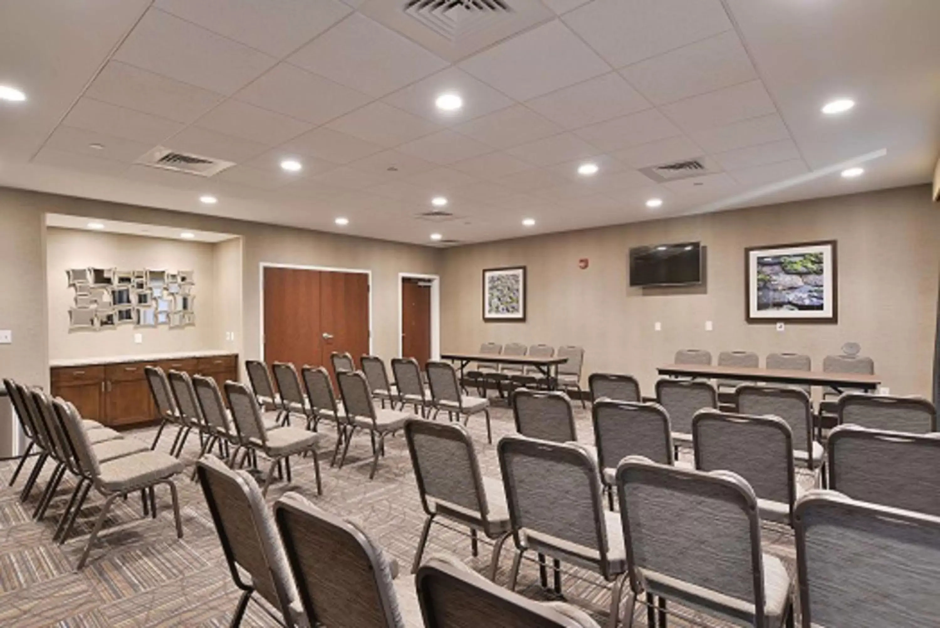 Meeting/conference room in Hampton Inn & Suites Chippewa Falls