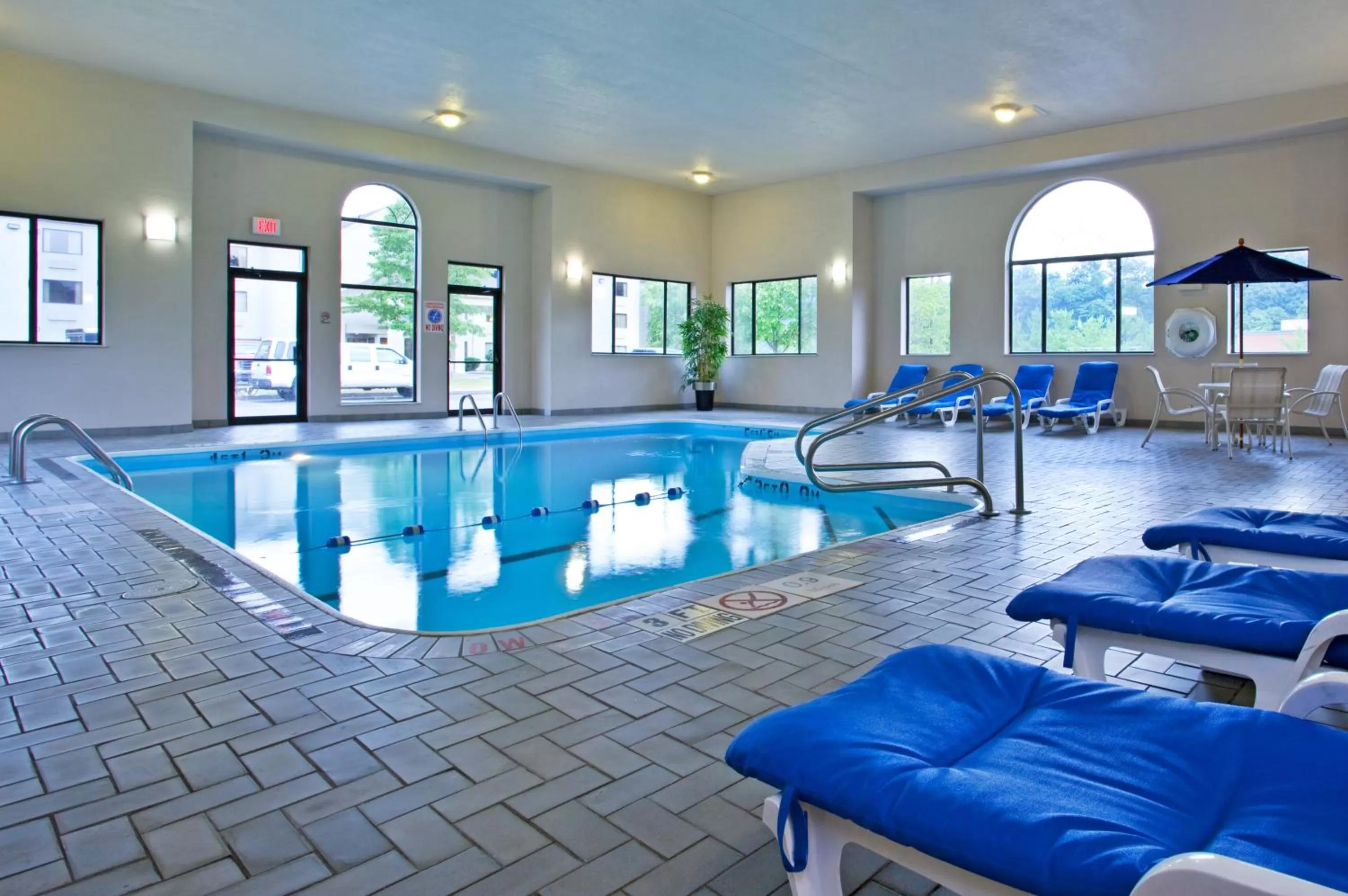 Swimming pool in Holiday Inn Express Hotel Pittsburgh-North/Harmarville by IHG