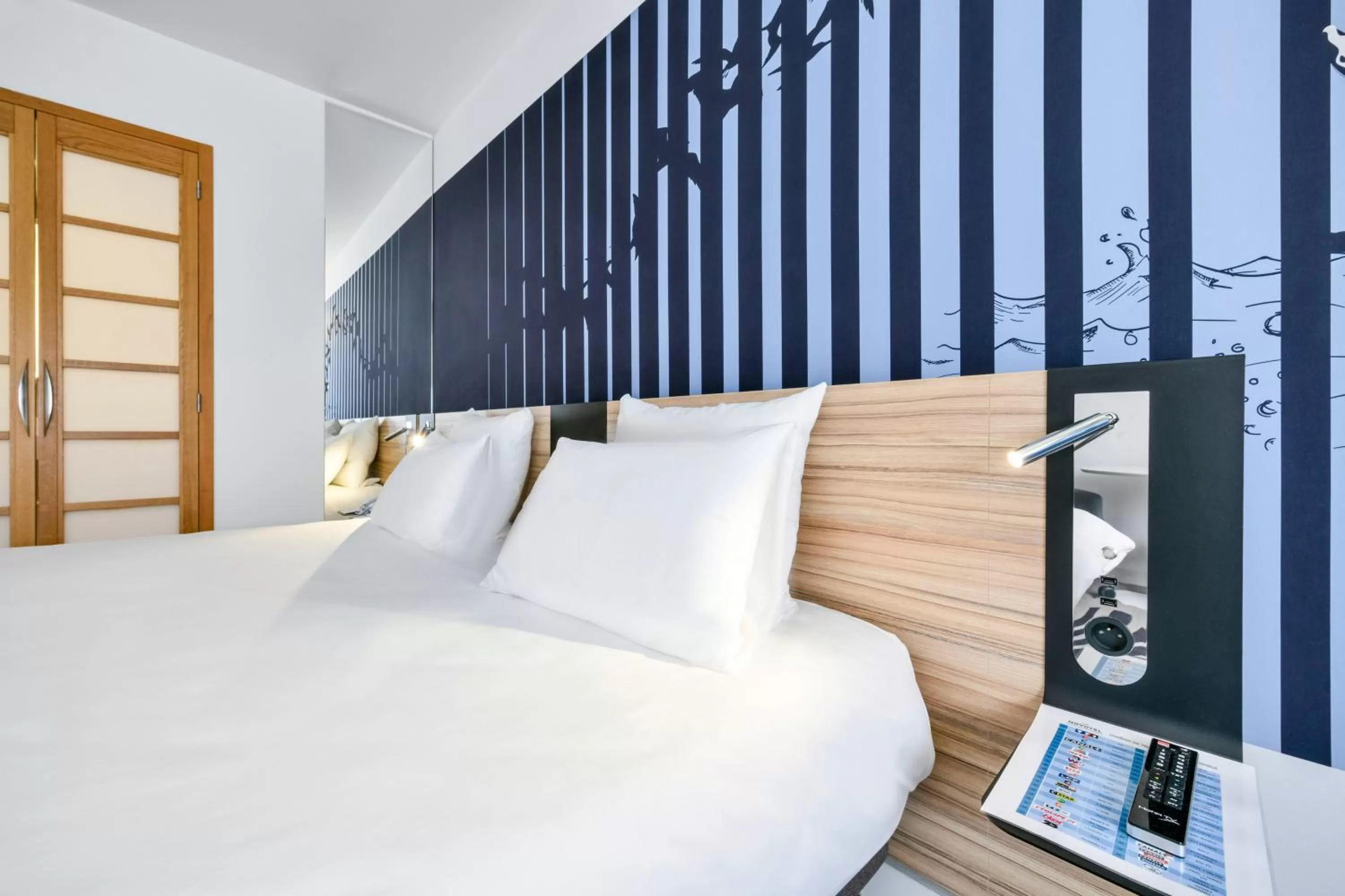 Logo/Certificate/Sign, Bed in Novotel La Rochelle Centre