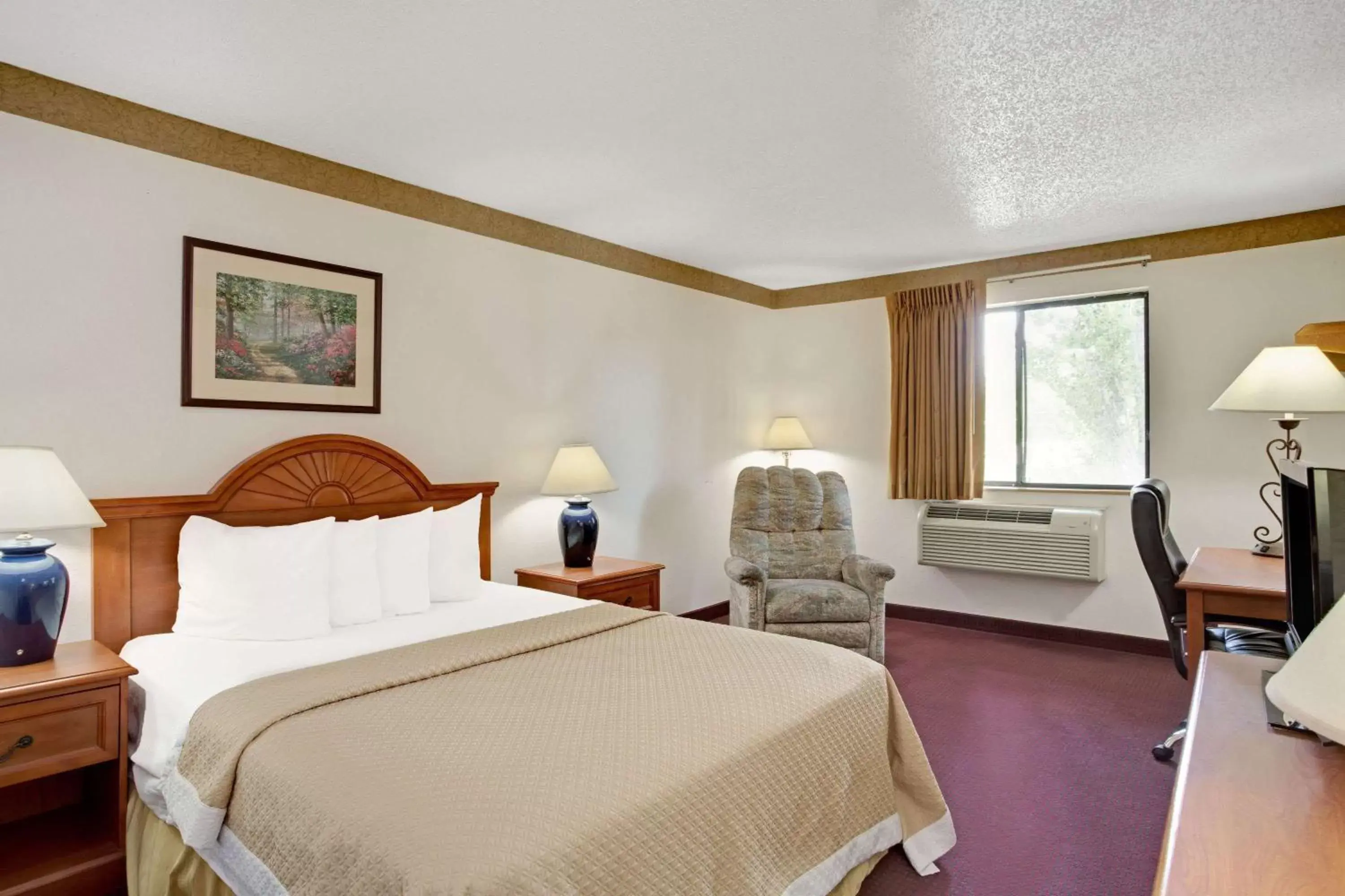 Photo of the whole room, Bed in Days Inn by Wyndham Clearfield