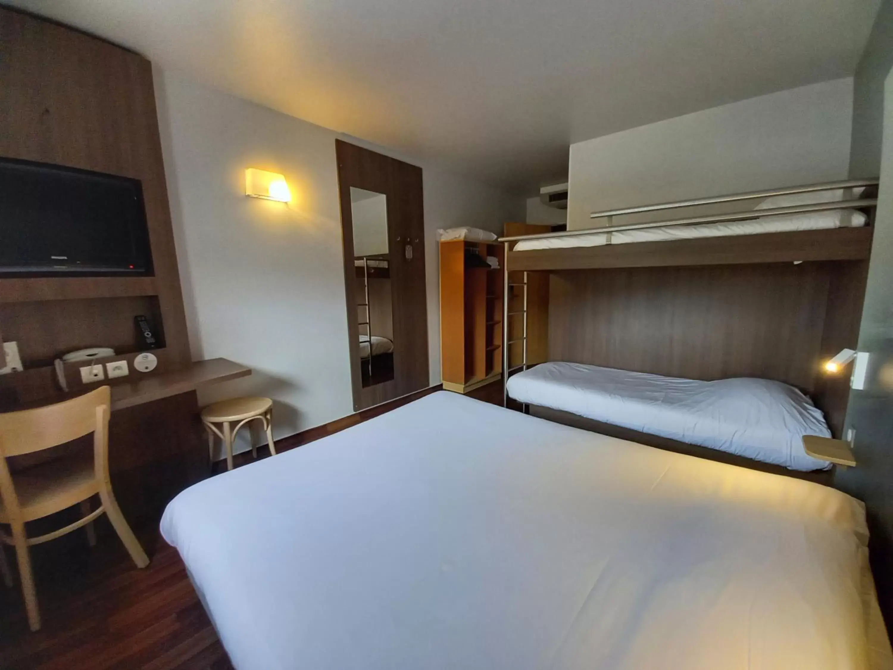 Bed, Room Photo in B&B HOTEL Saint-Etienne Monthieu