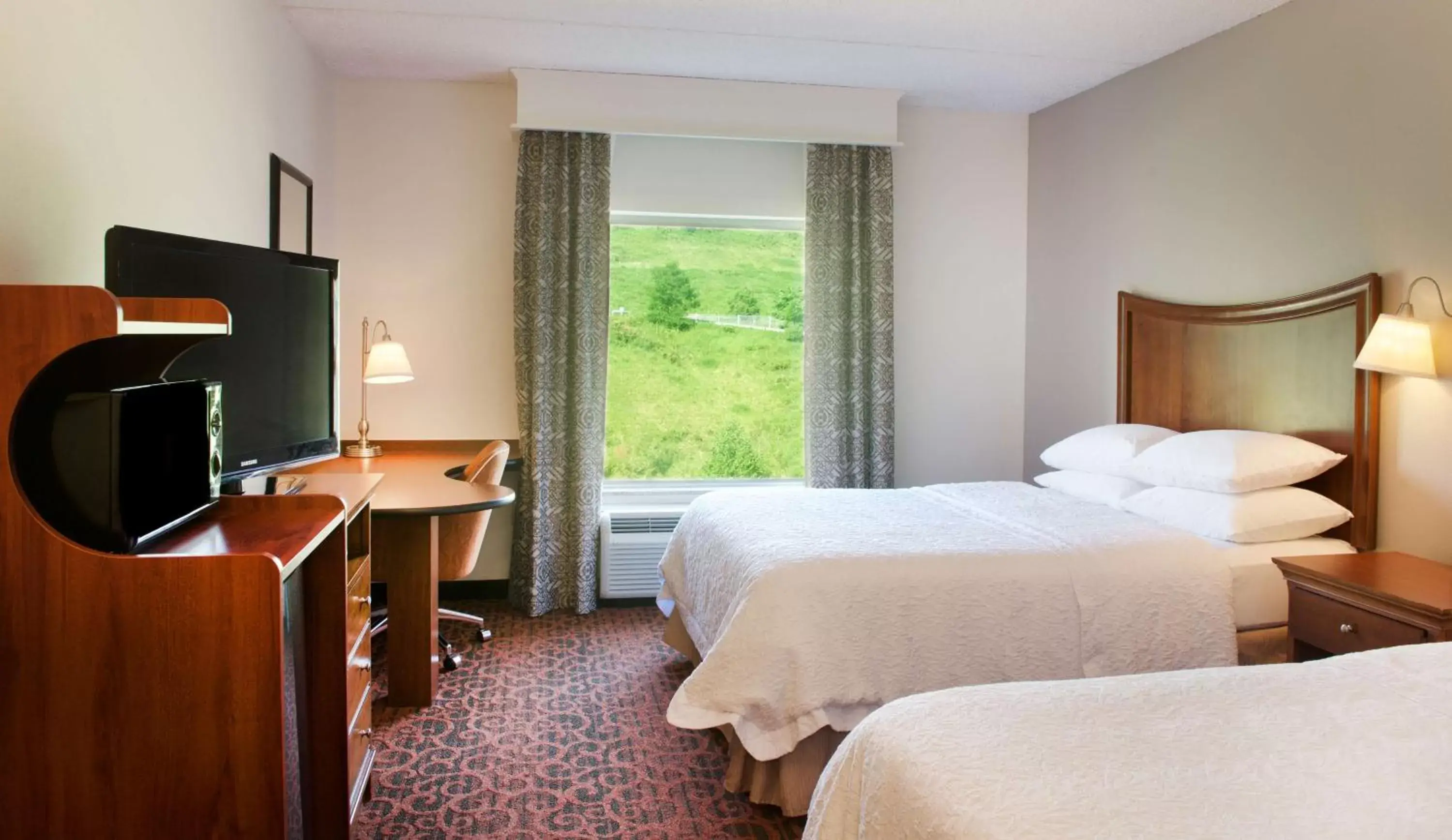 Bed in Hampton Inn & Suites Pittsburgh-Meadow Lands