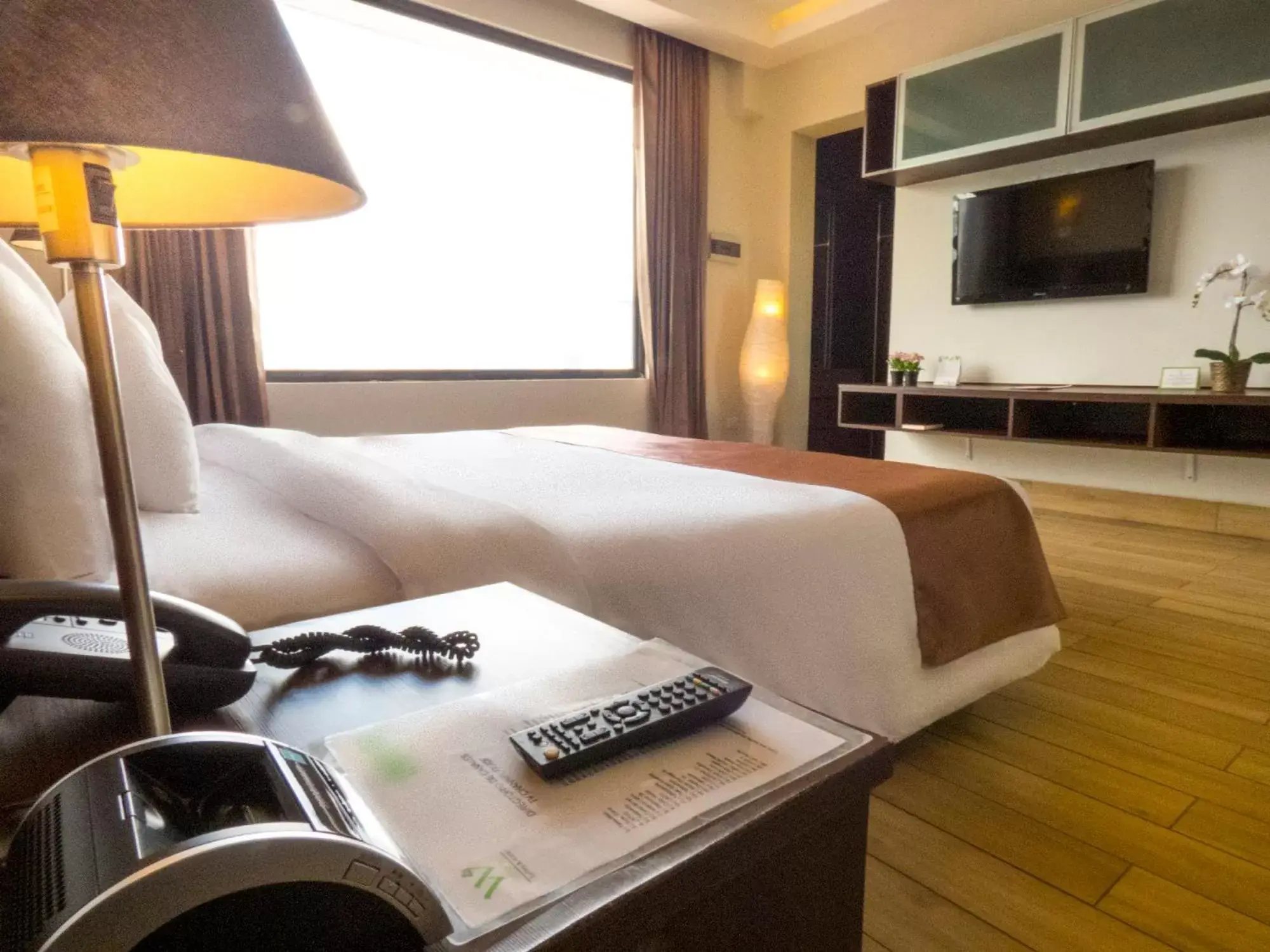 TV and multimedia, Bed in Weston Suites Hotel