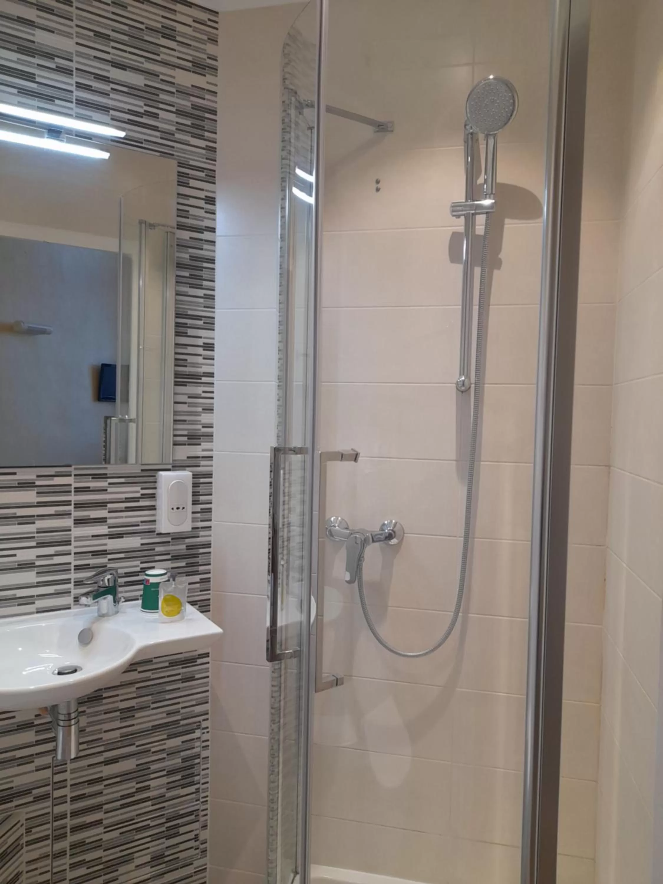 Shower in Hôtellerie Saint Yves