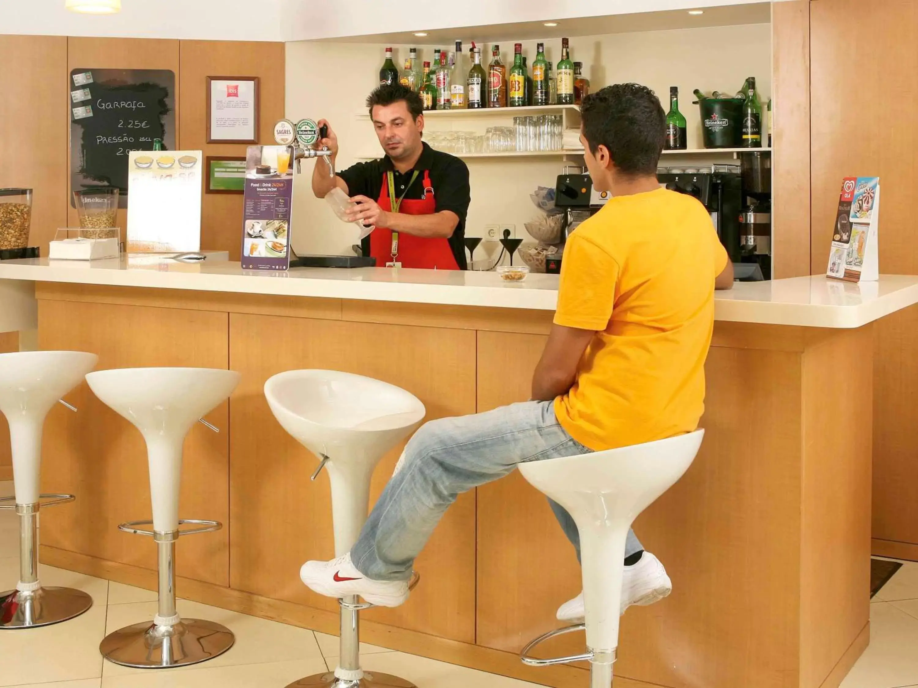 Lounge or bar in Hotel ibis Setubal