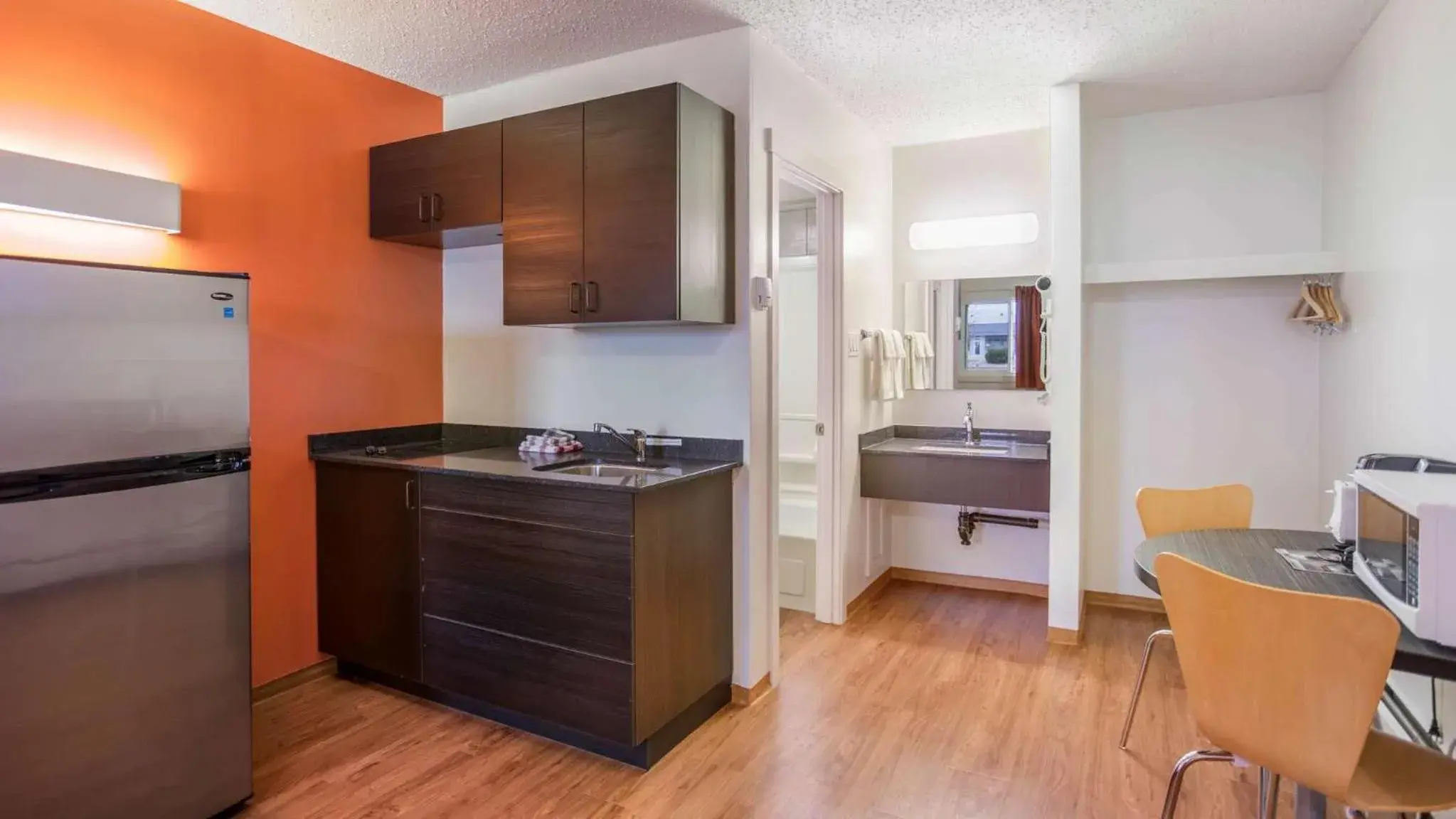 Photo of the whole room, Kitchen/Kitchenette in Motel 6-Camrose, AB