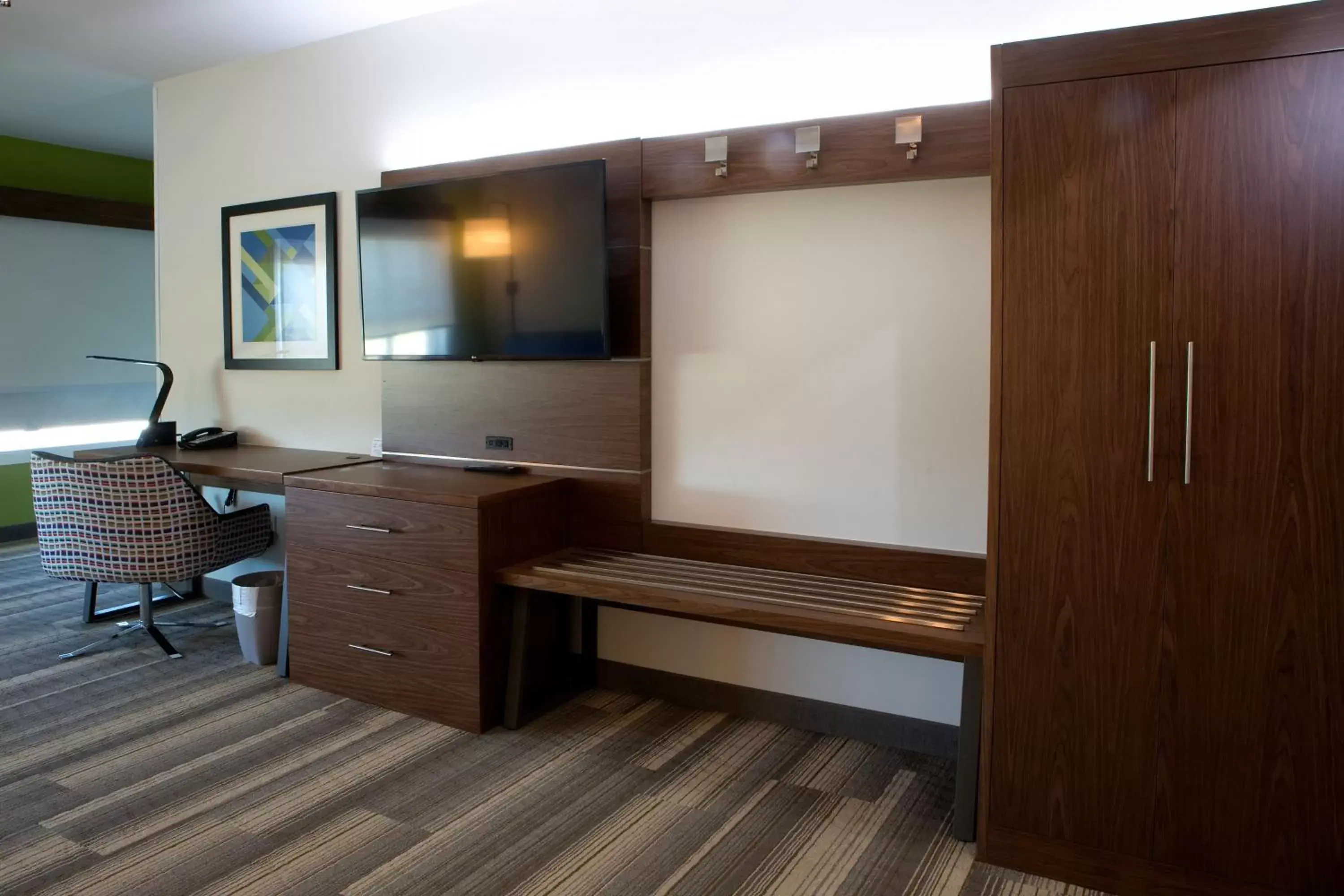 Bedroom, TV/Entertainment Center in Holiday Inn Express & Suites - Edmonton SW – Windermere, an IHG Hotel