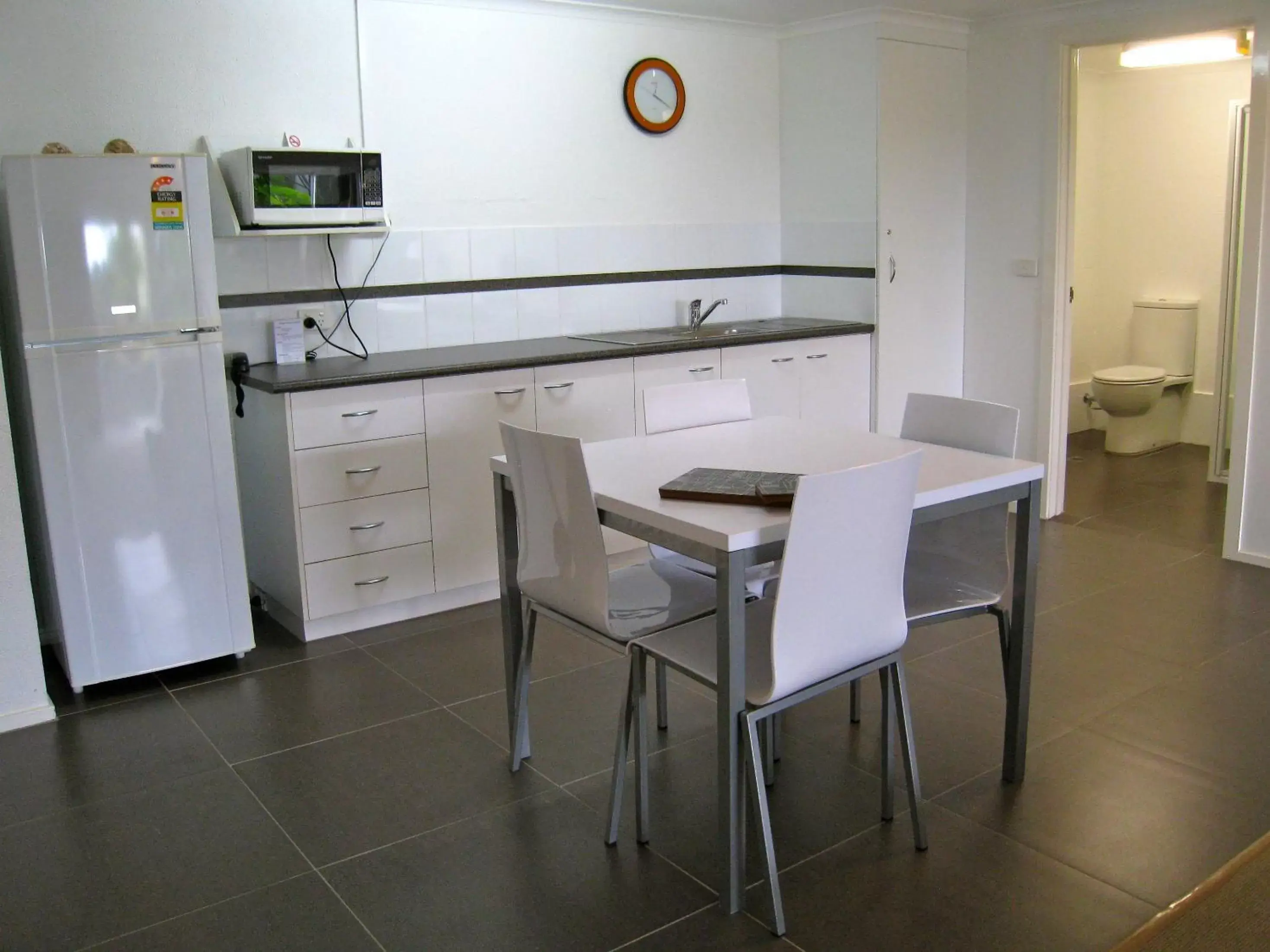 Dining area, Kitchen/Kitchenette in Albacore Apartments