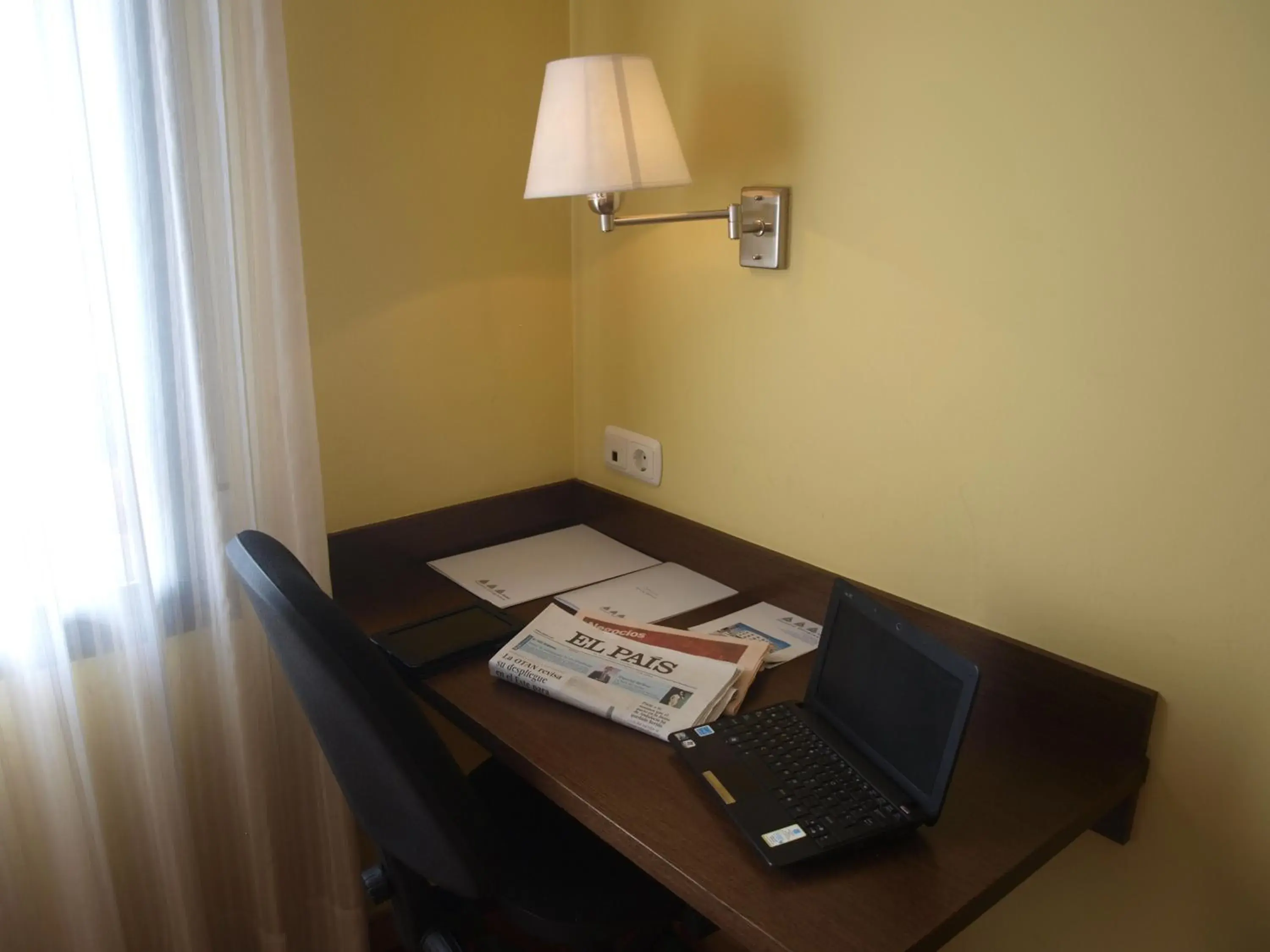 Bedroom, TV/Entertainment Center in Hotel Palacio Congresos