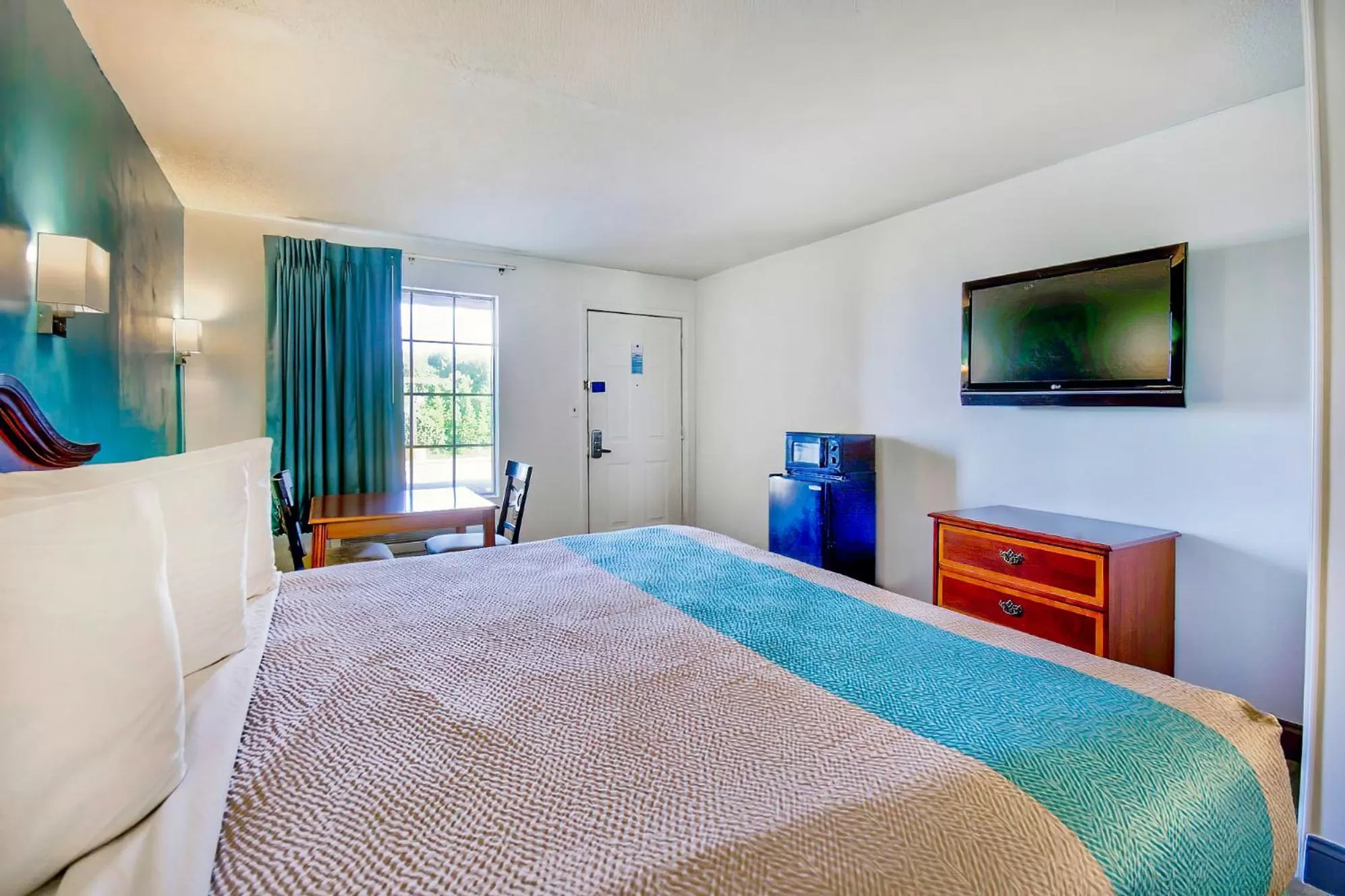 Bed in Motel 6-Grand Rivers, KY