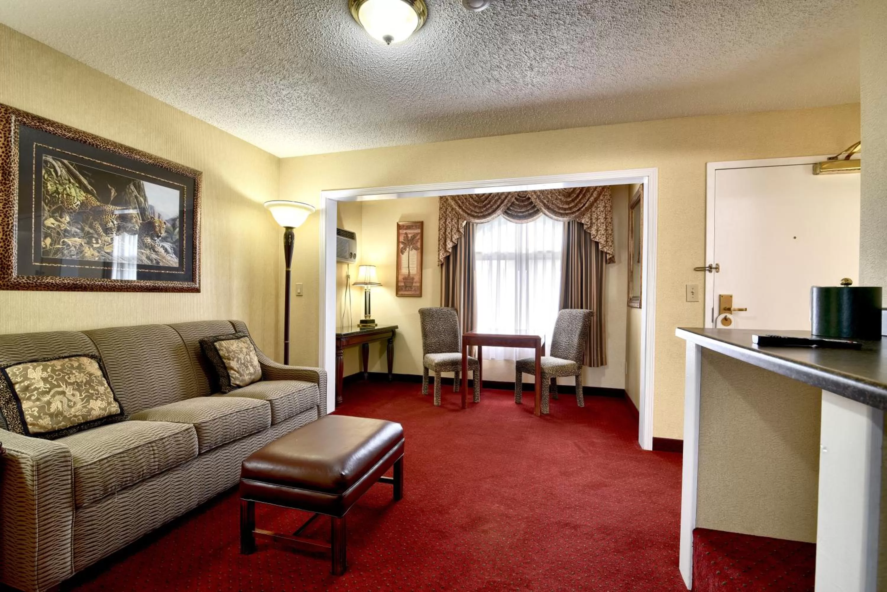 Living room in Roosevelt Inn & Suites Saratoga Springs
