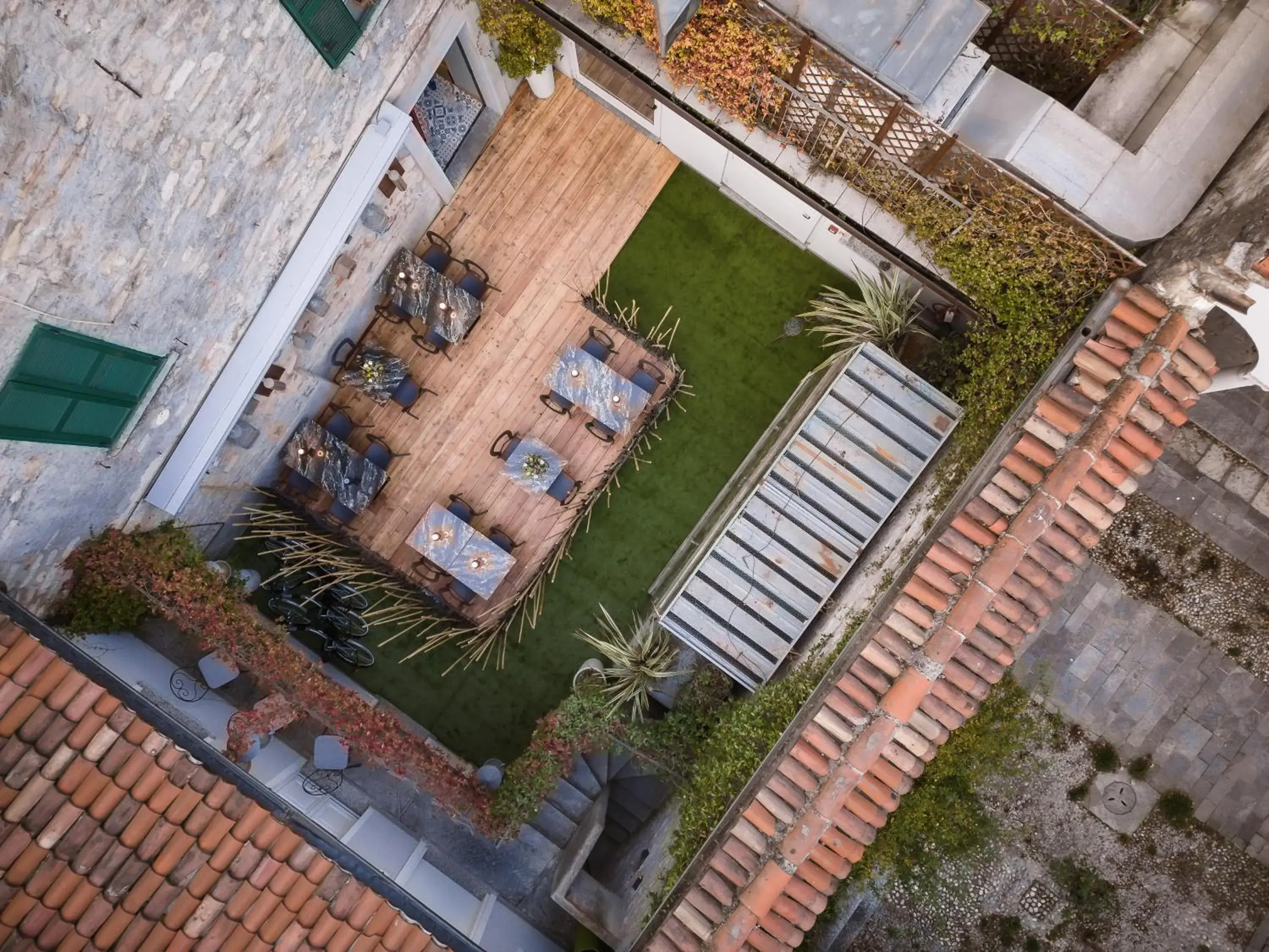 Bird's eye view, Bird's-eye View in Avenue Hotel