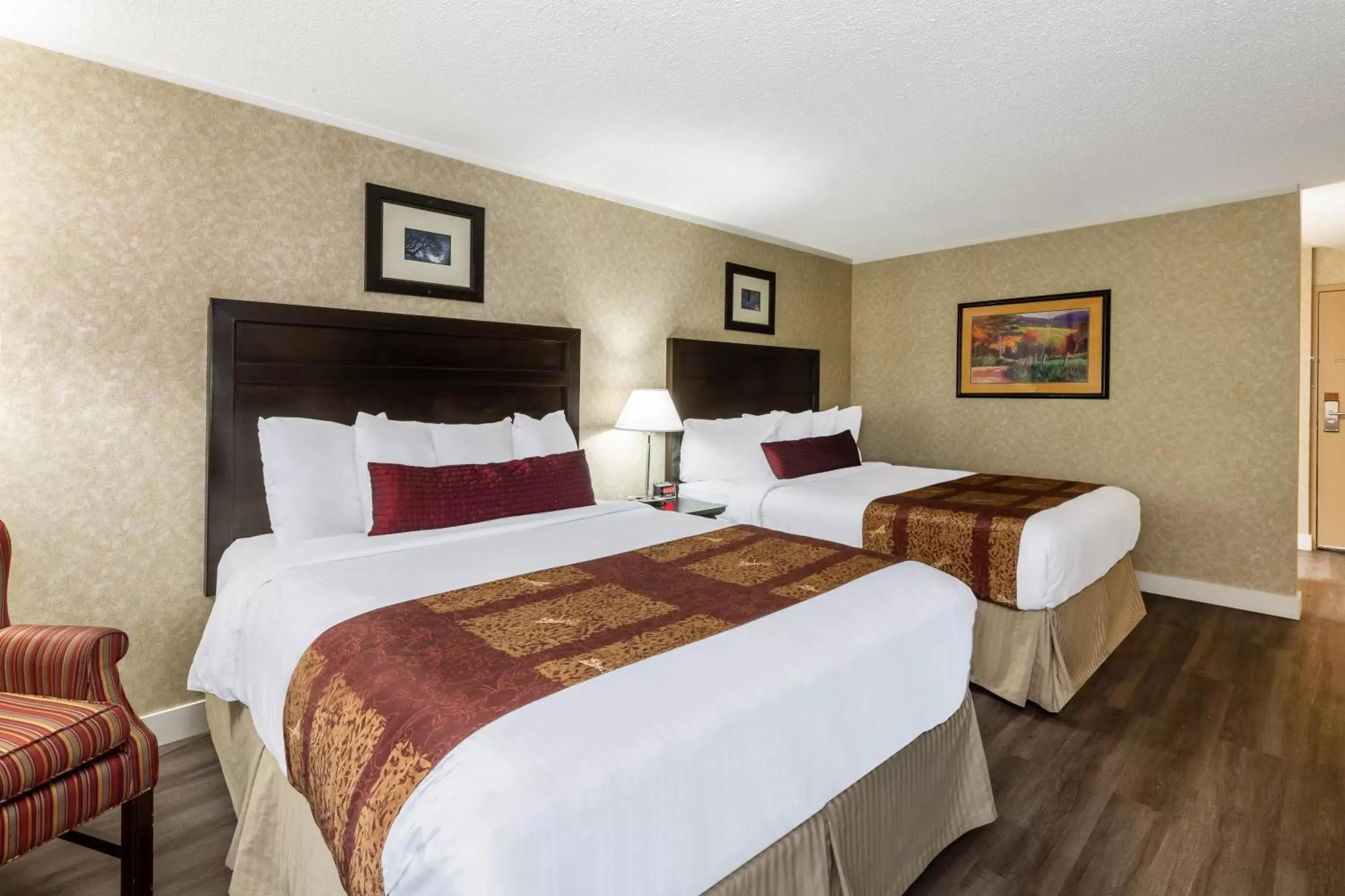 Photo of the whole room, Bed in Ramada by Wyndham Coquitlam Photo of the whole room, Bed in Ramada by Wyndham Coquitlam