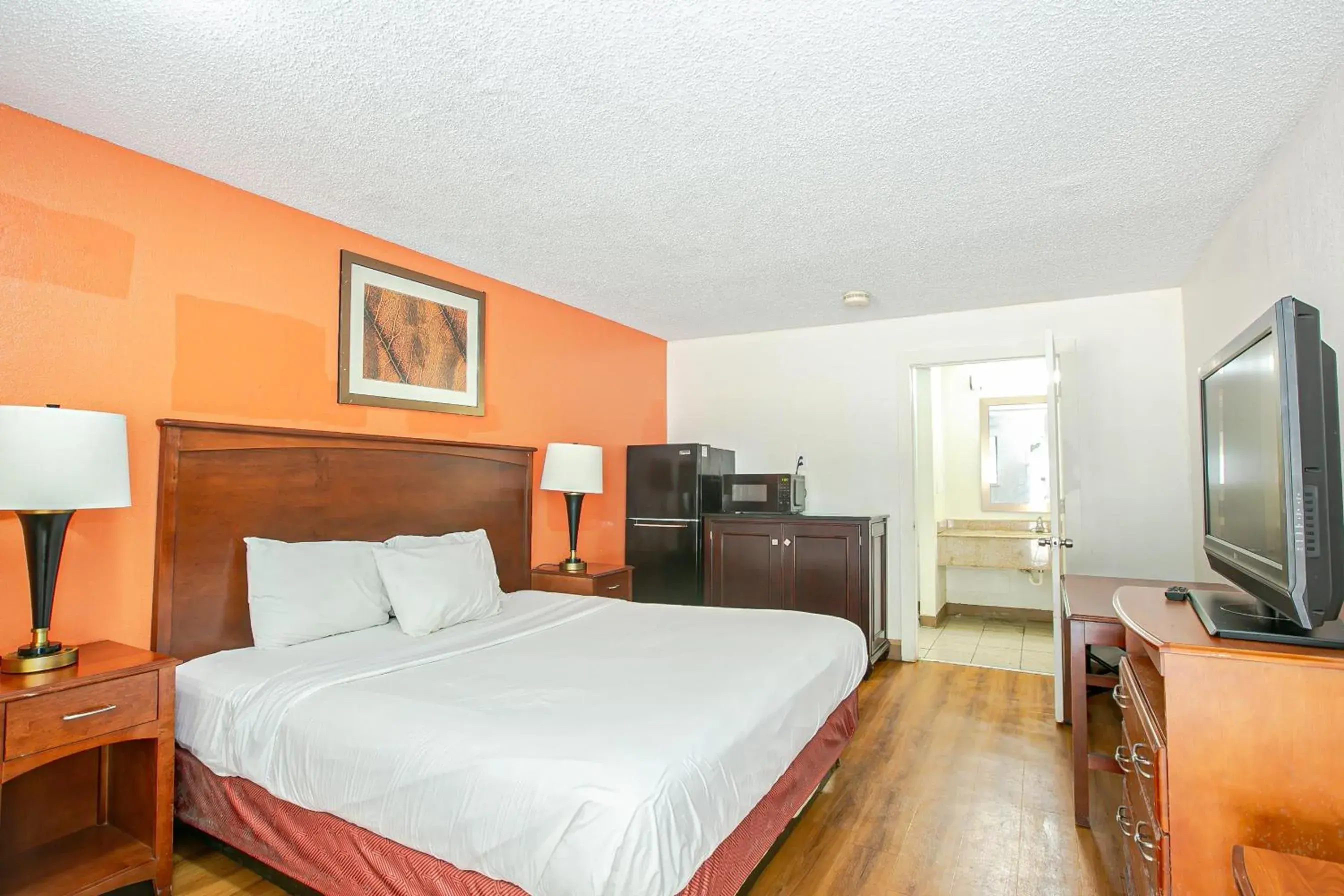 Kitchen or kitchenette, Bed in Motel 6-Dayton, OH - Englewood