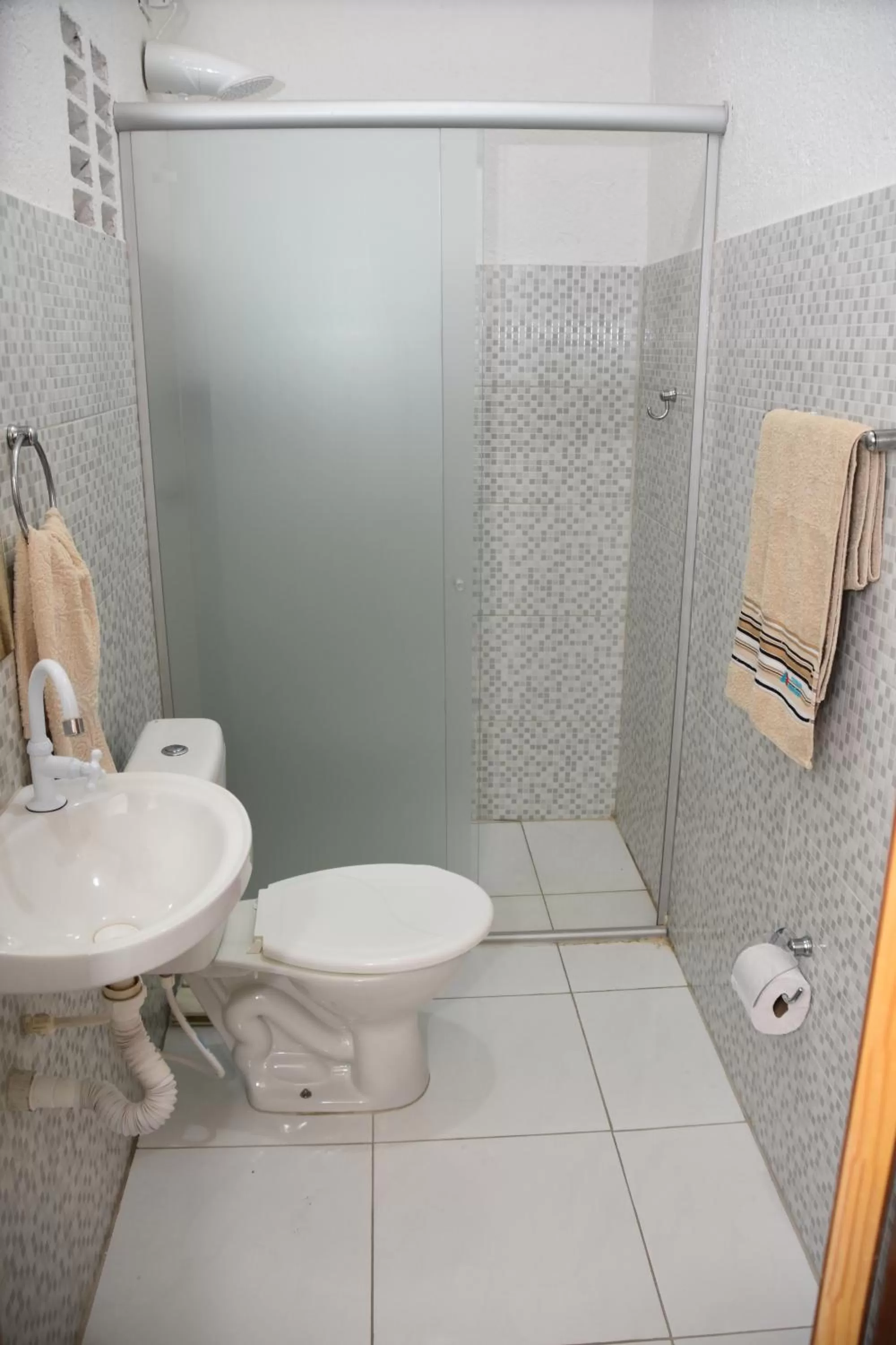 Shower, Bathroom in Pousada e Posto Amigão