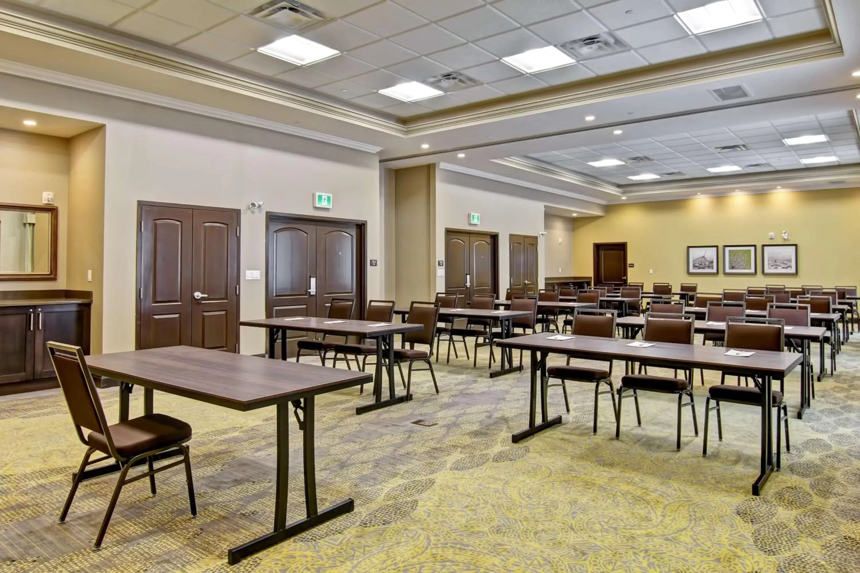 Meeting/conference room in Hampton Inn & Suites by Hilton Saskatoon Airport