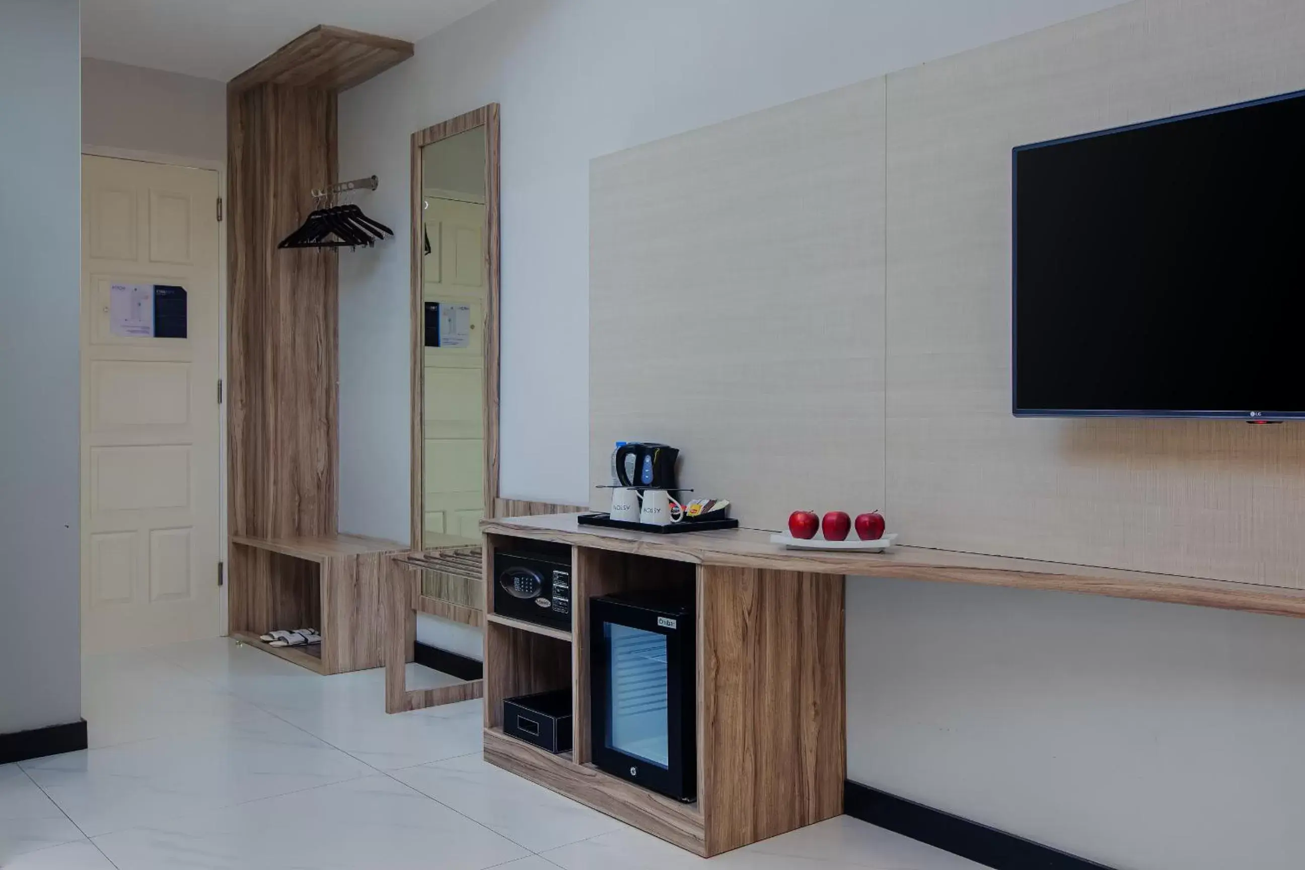 Coffee/tea facilities, TV/Entertainment Center in favehotel Tasikmalaya