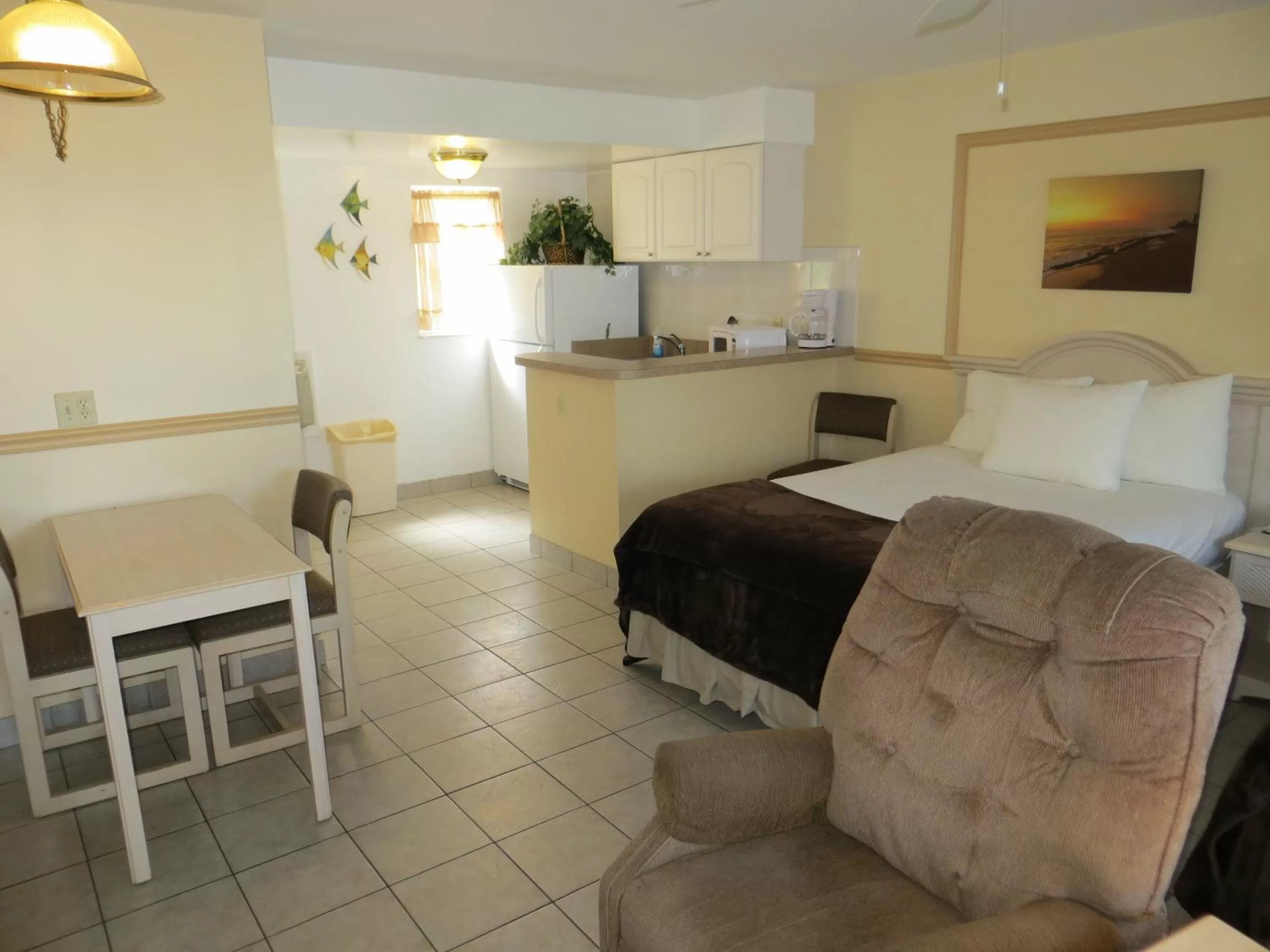 Bedroom, Bed in Sand Castle Motel